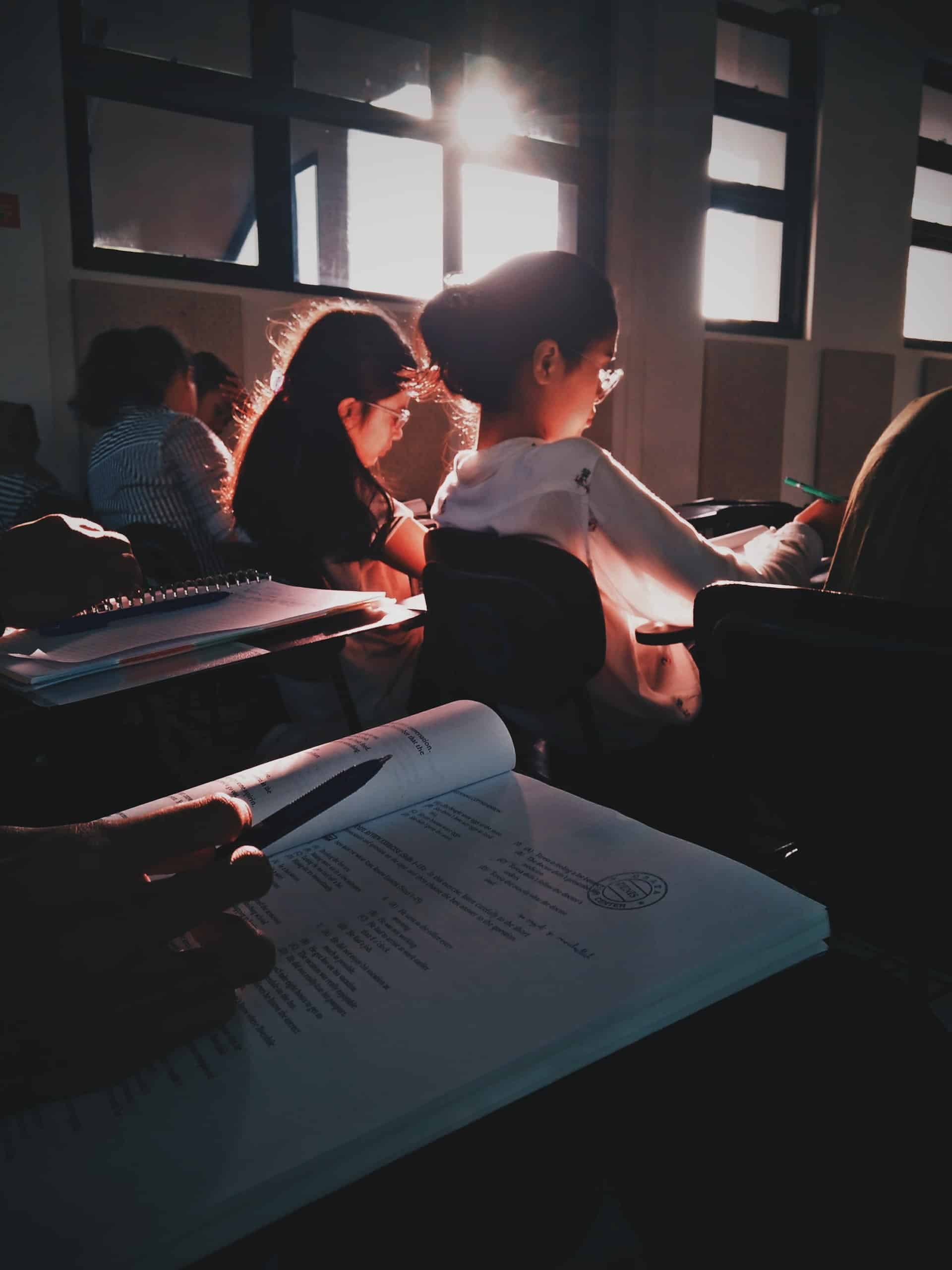 Alunos em uma sala de aula estudando para o ENEM.
