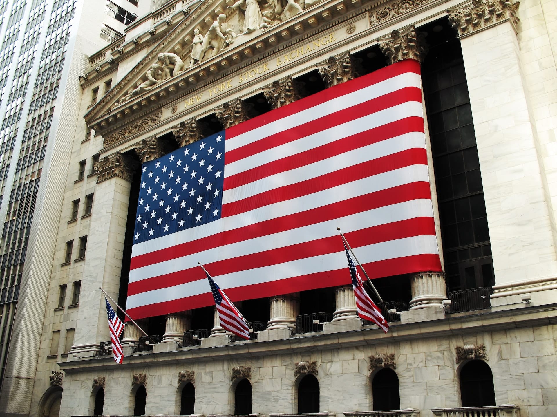 bandeira dos estados unidos exposta em um monumento