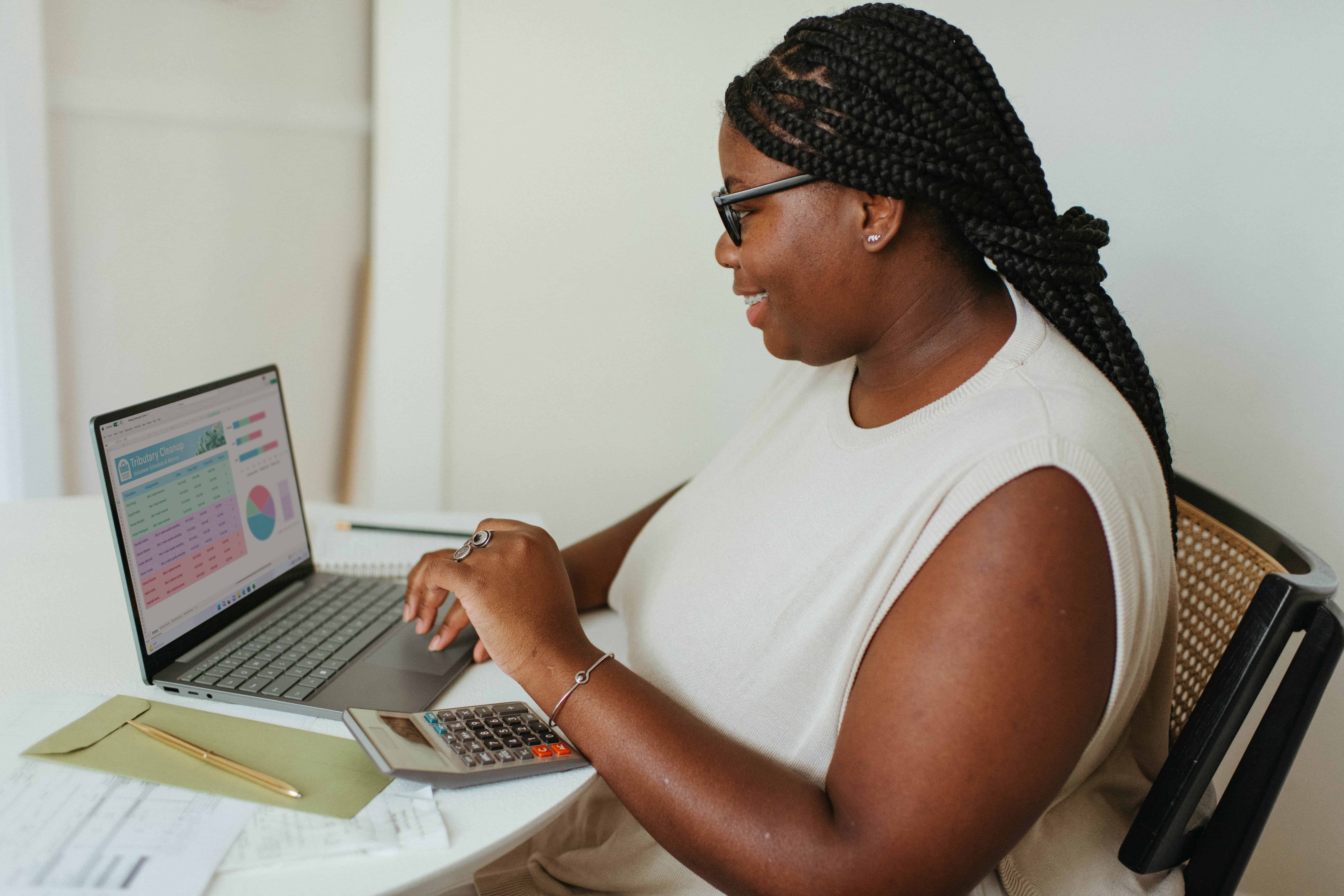 Mulher diante do computador para estudo de gráficos.