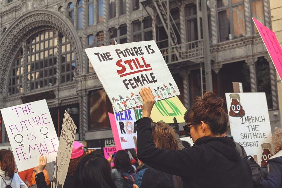 Mulheres estão em protesto afirmando que o futuro é feminino e lutam por seus direitos. 