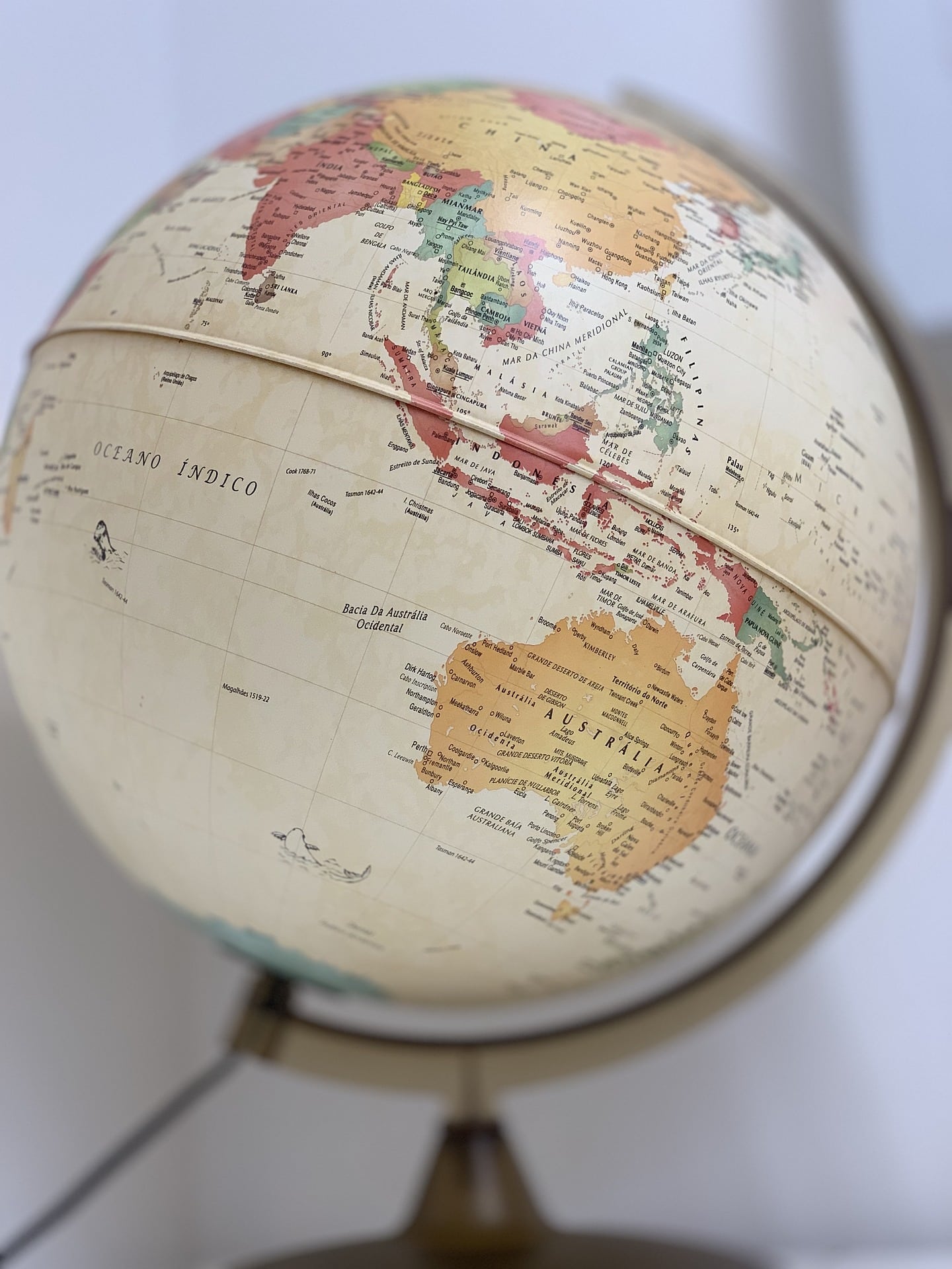 Globo terrestre mostrando oceano índico e Austrália.
