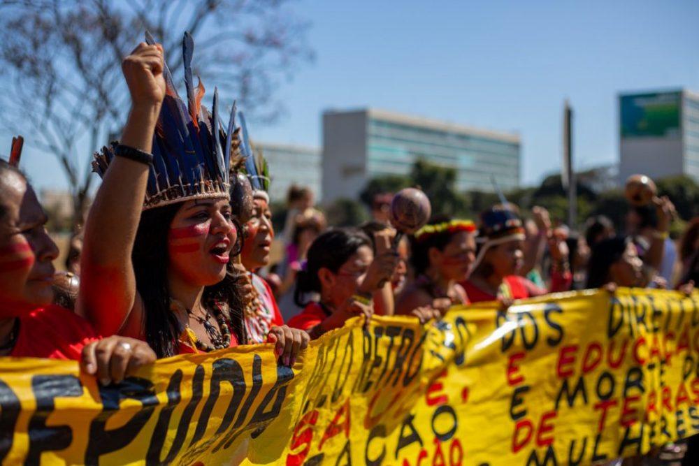 Índias na Marcha das Mulheres protestando por mais direitos
