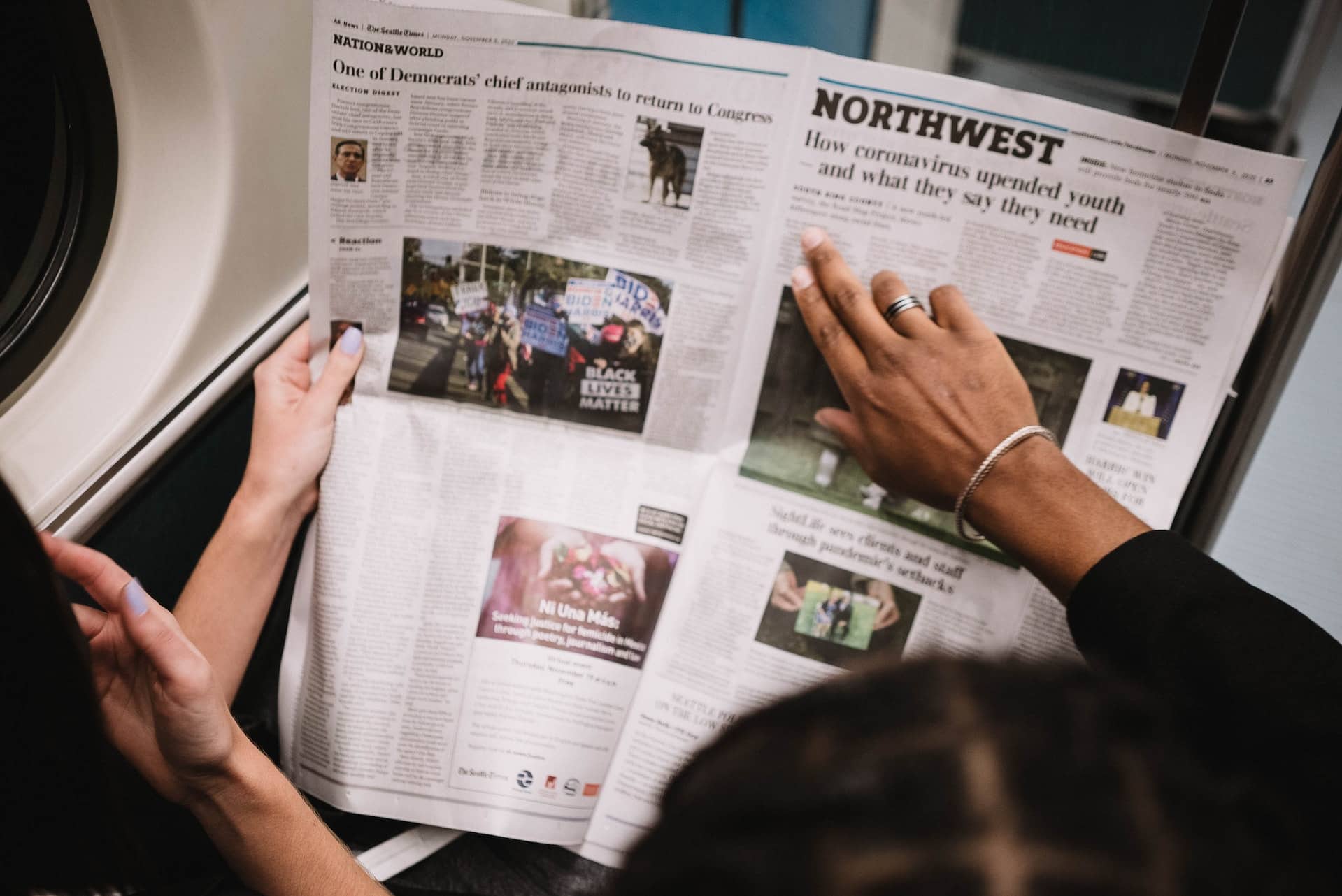 Jornal com diversas fotos