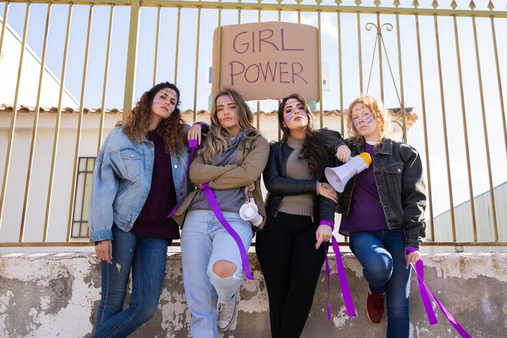 Mulheres se reunindo para protestar sobre os direitos femininos