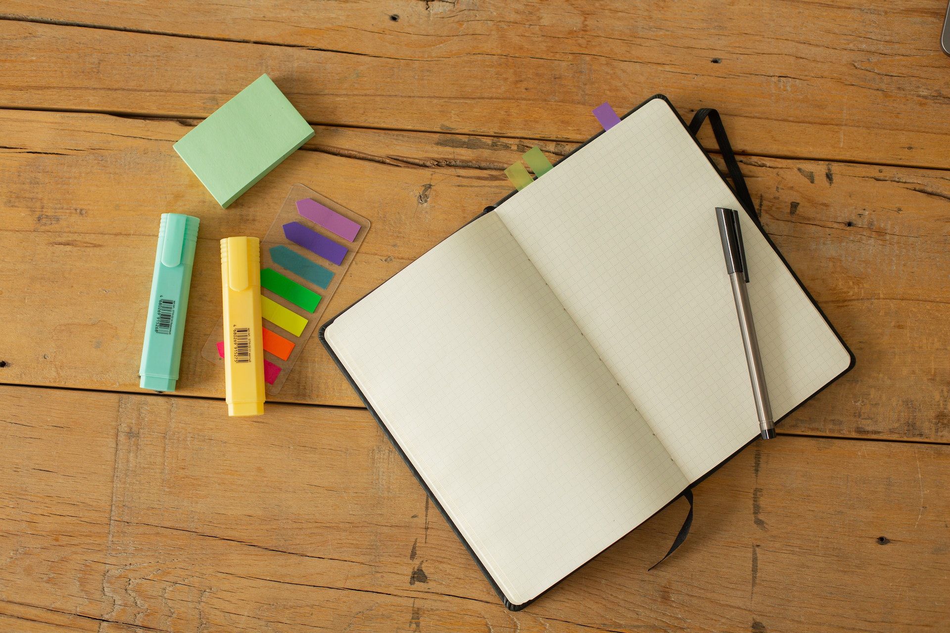 Agenda aberta com caneta e material de escritório