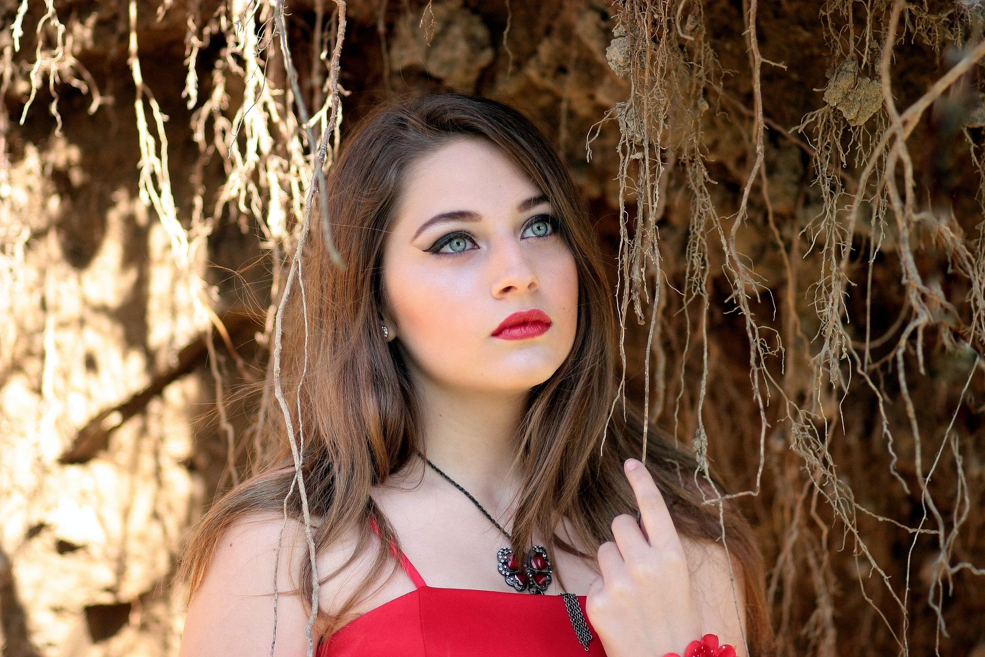 foto de uma mulher olhando para o nada