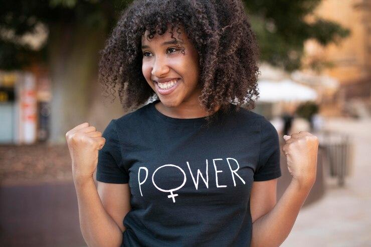 Mulher protestando pelos seus direitos na rua