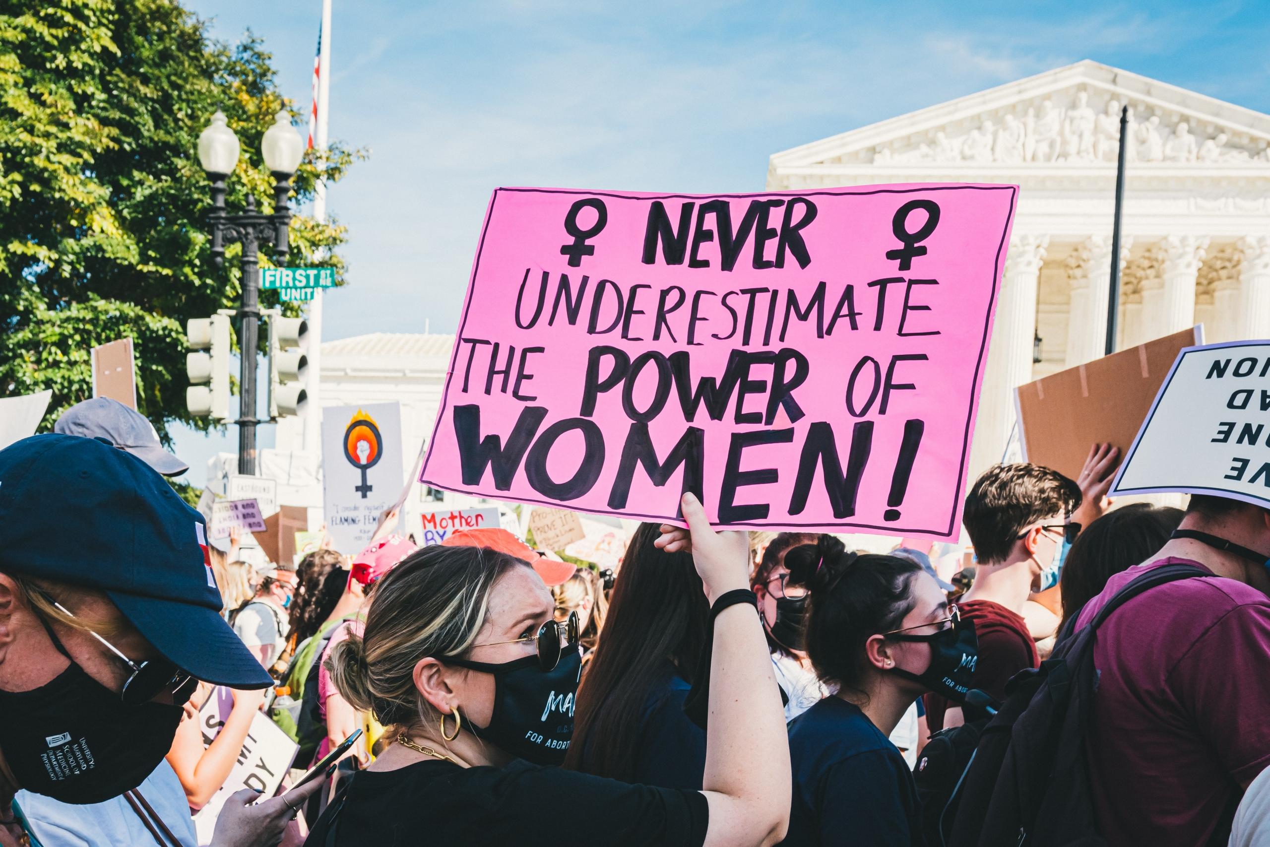 Mulheres na rua protestando na quarta onda feminista