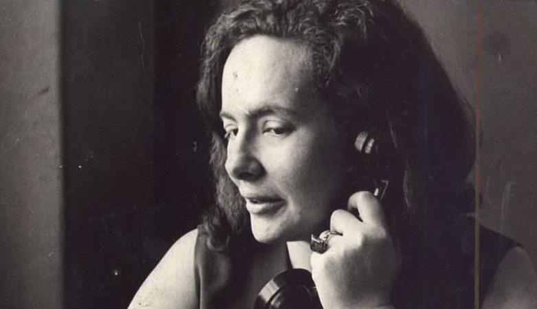 Rose Marie Muraro falando ao telefone - retrato preto e branco