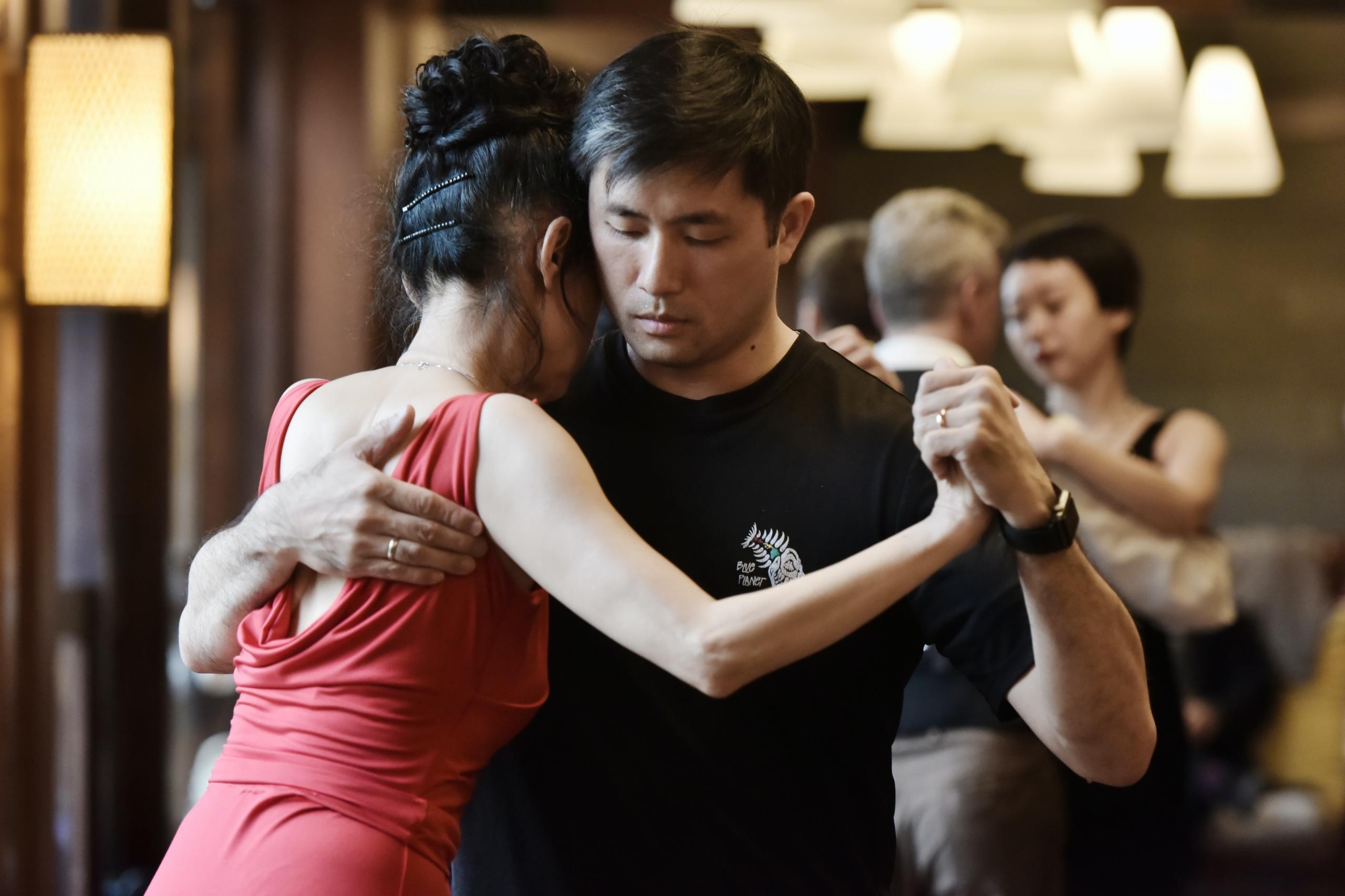 Casal de estudantes aprendendo a dançar tango