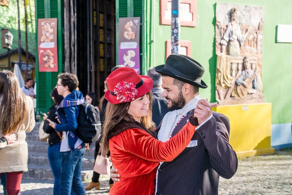 Casal junto enquanto dança tango argentino