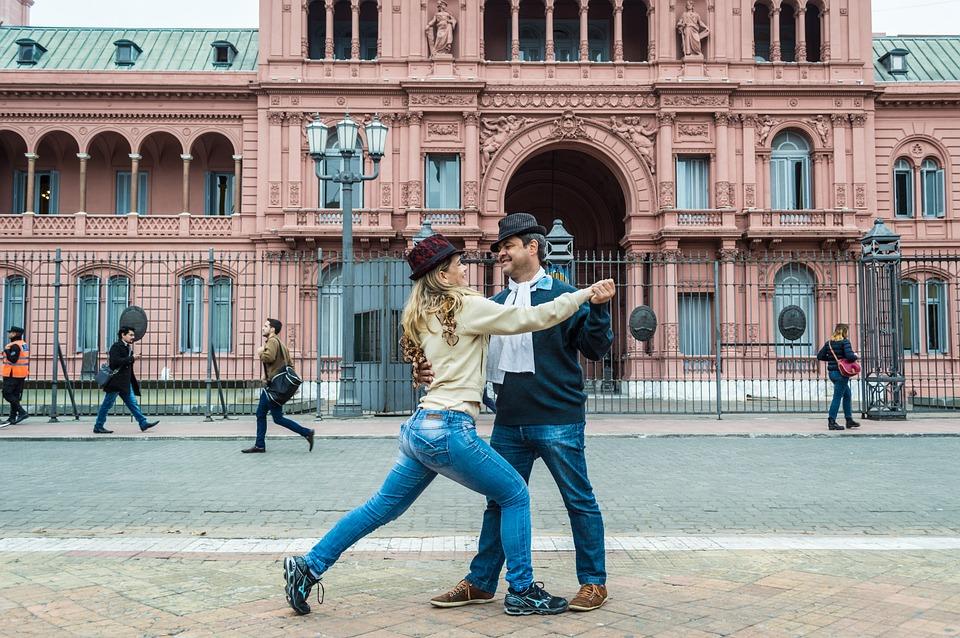 Casal em frente à casa Rosada dançando tango