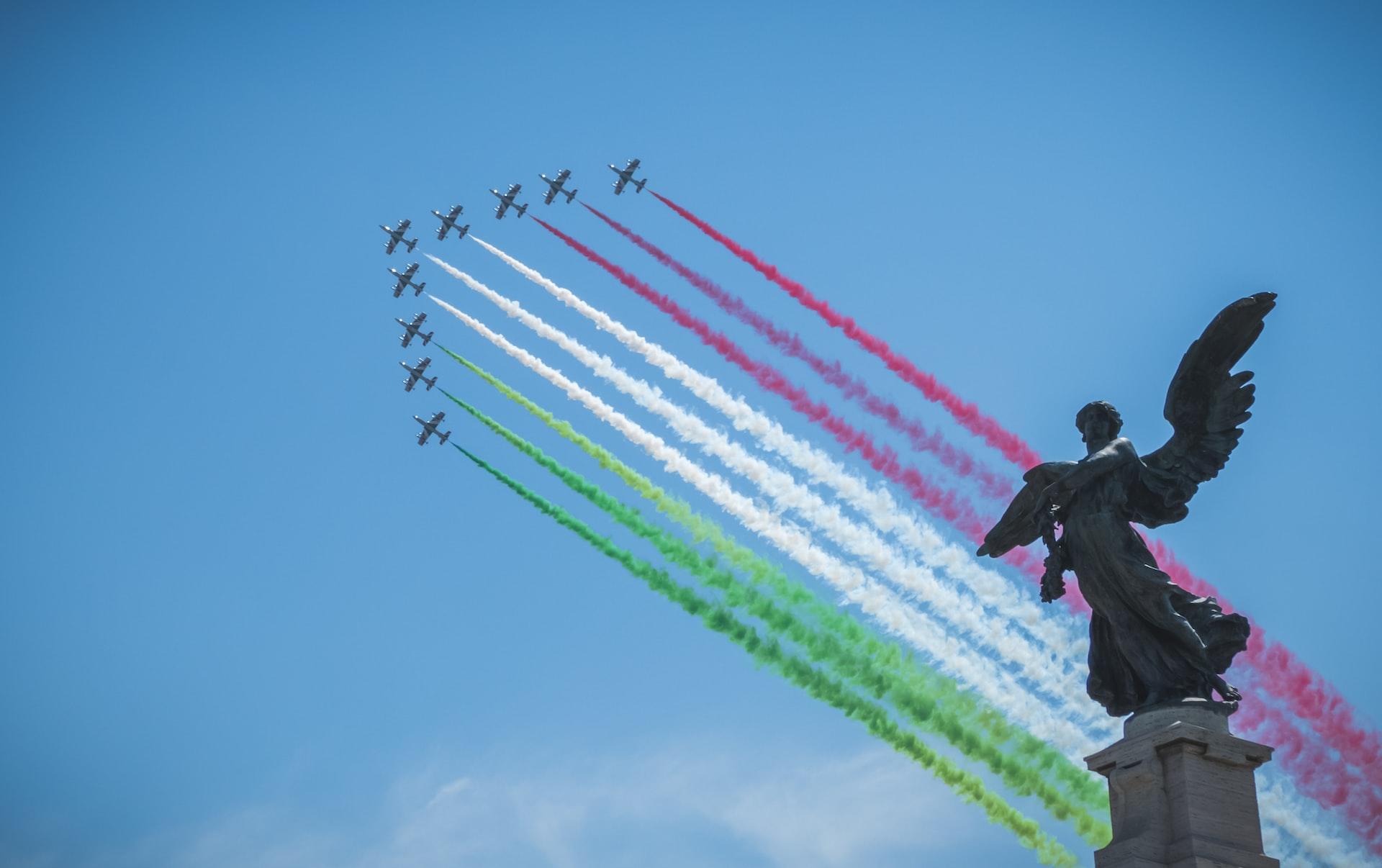 Aviões de caça com fumaça nas cores da bandeira italiana