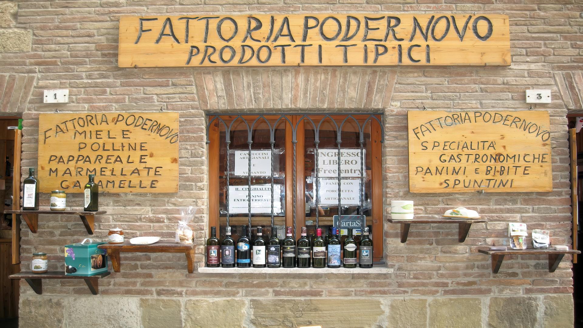 bodega italiana expondo várias placas com informativos de produtos que eles vendem, escrito em italiano