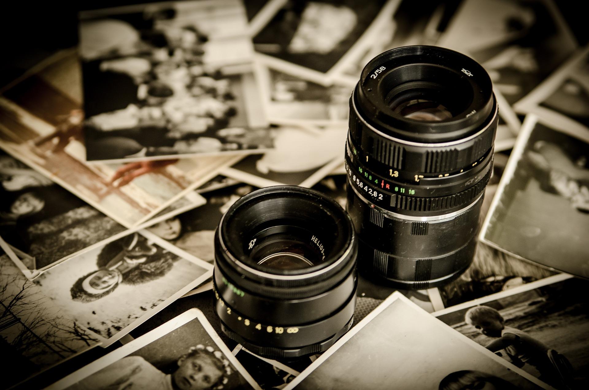 Lentes e fotos em uma mesa