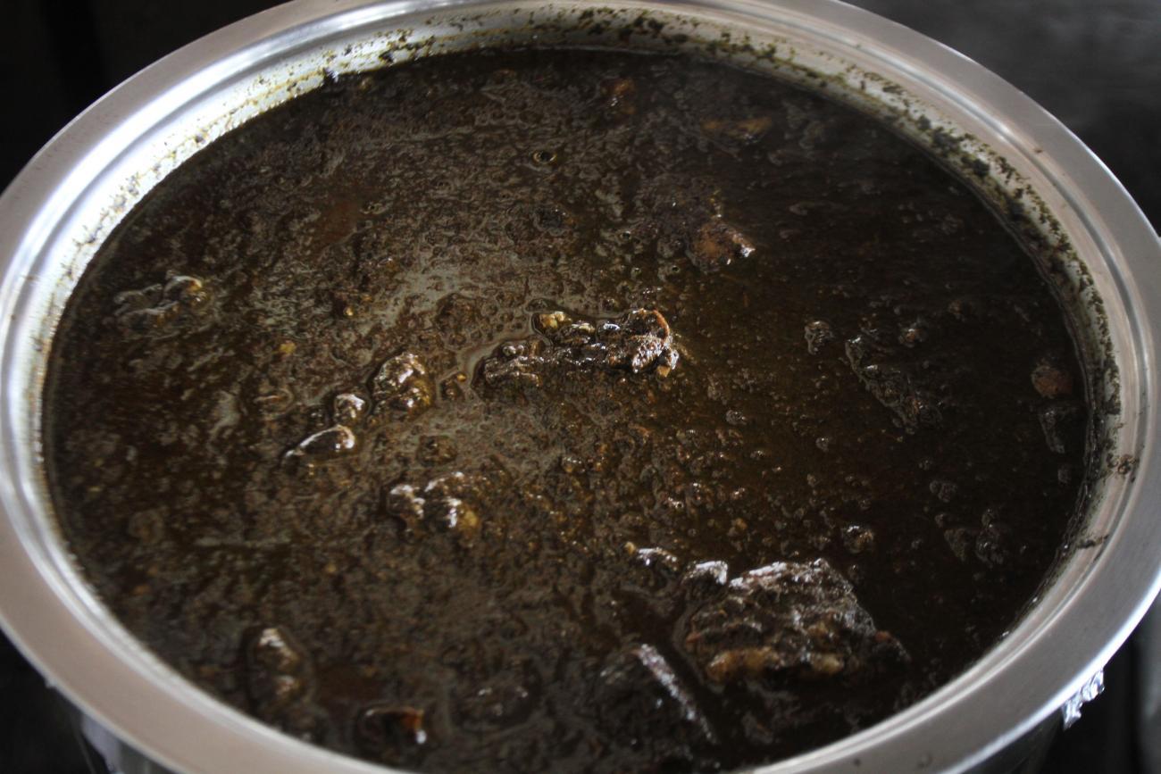 Maniçoba comida no Pará com folha de mandioca