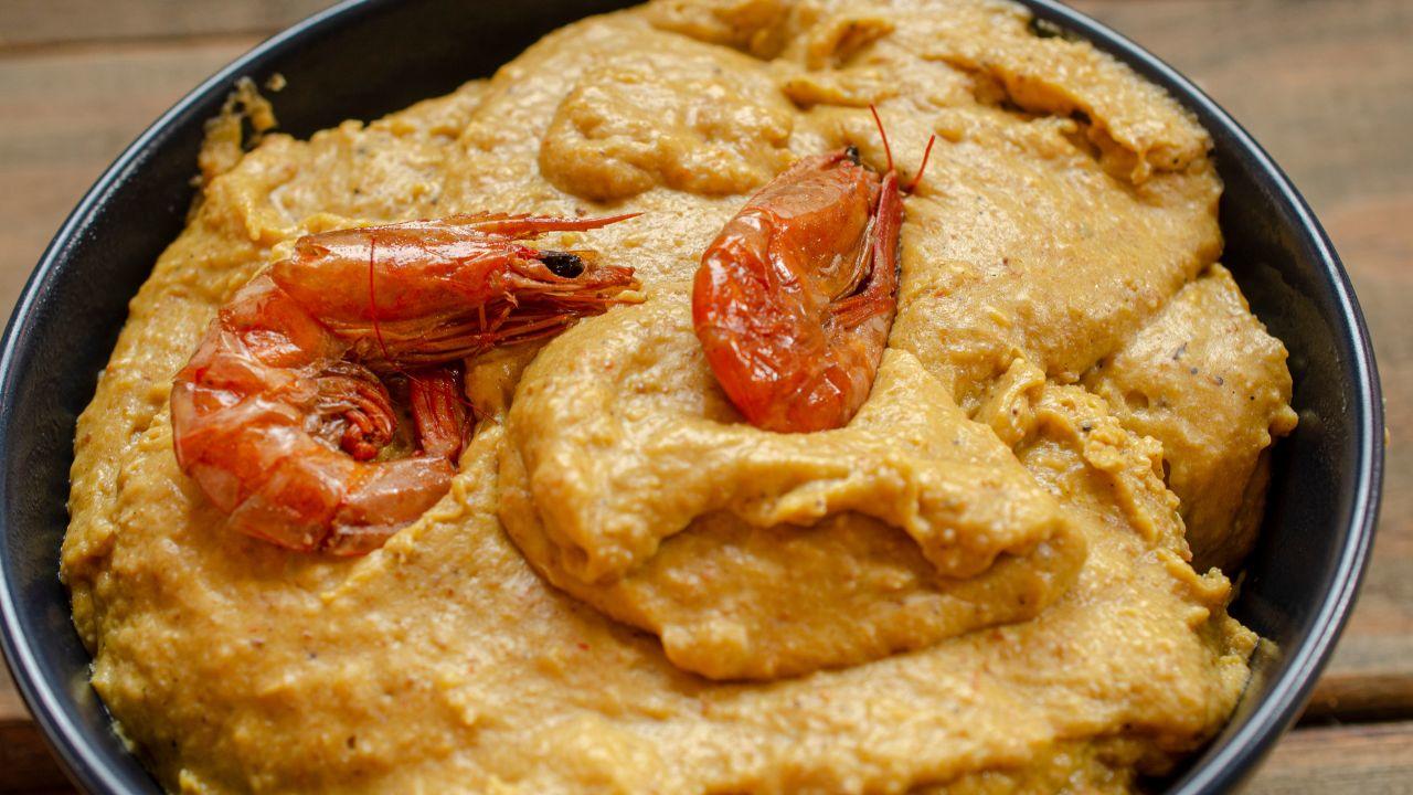 Vatapá paraense direto do Pará feito com pão e camarão no Brasil