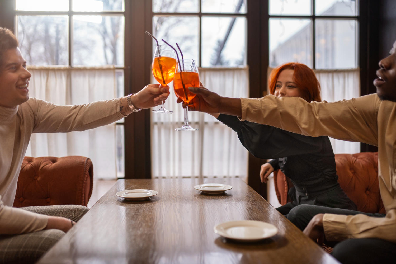 Pessoas brindando com Aperol Spritz Coffee.