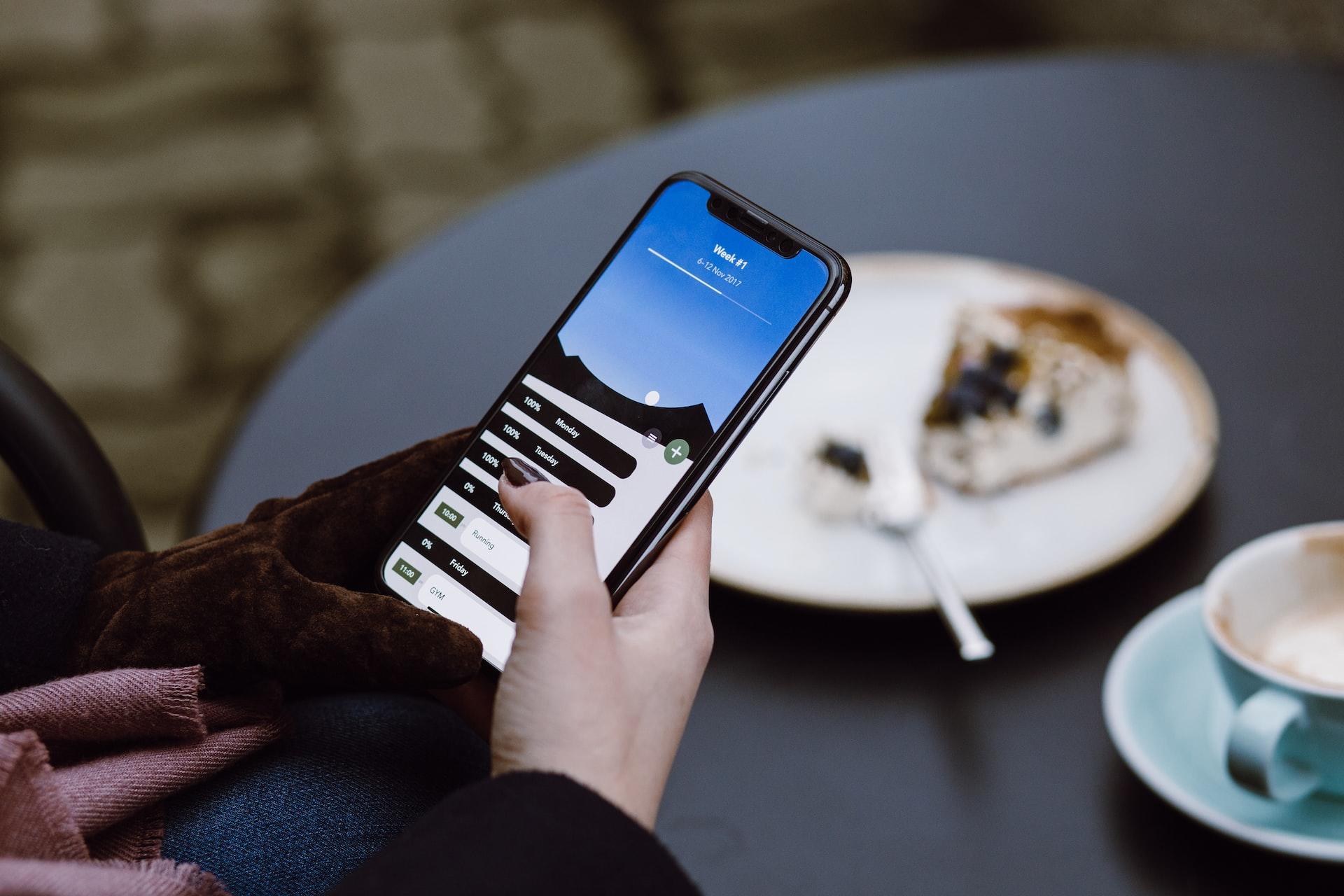 Mão mostrando aplicativos em um celular