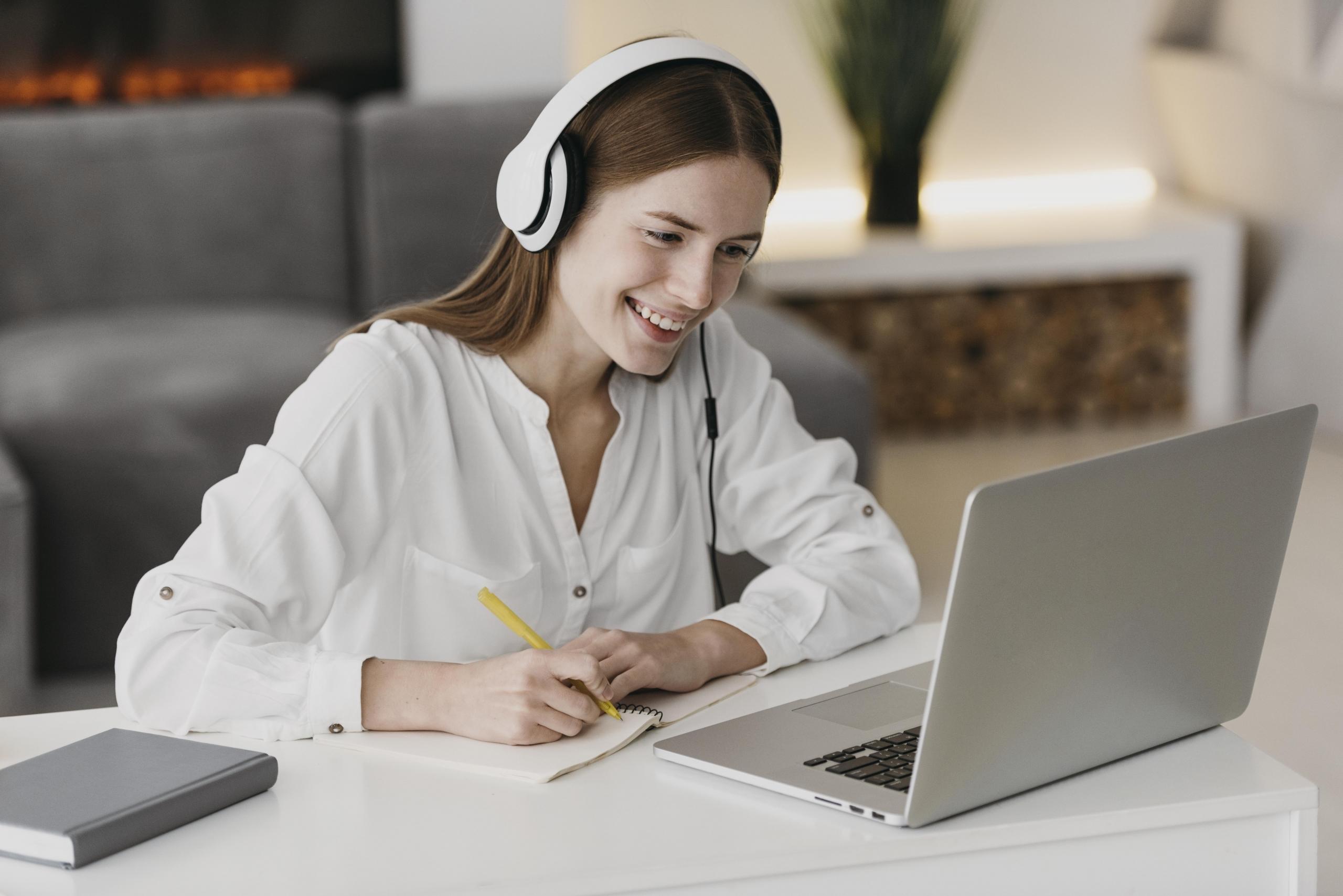 Menina estudando com aula online.