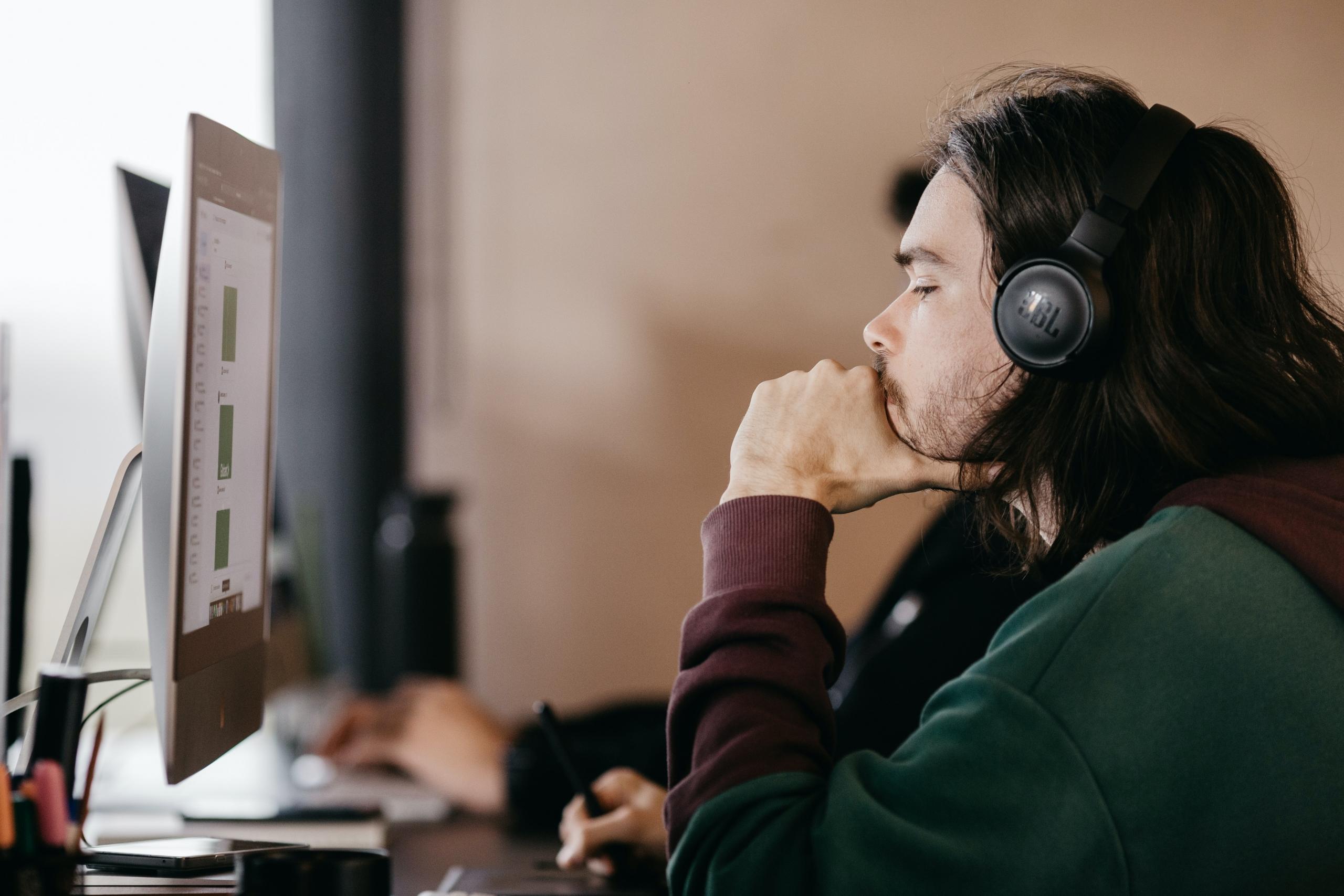 Homem de frente com um computador enquanto estuda e faz curso