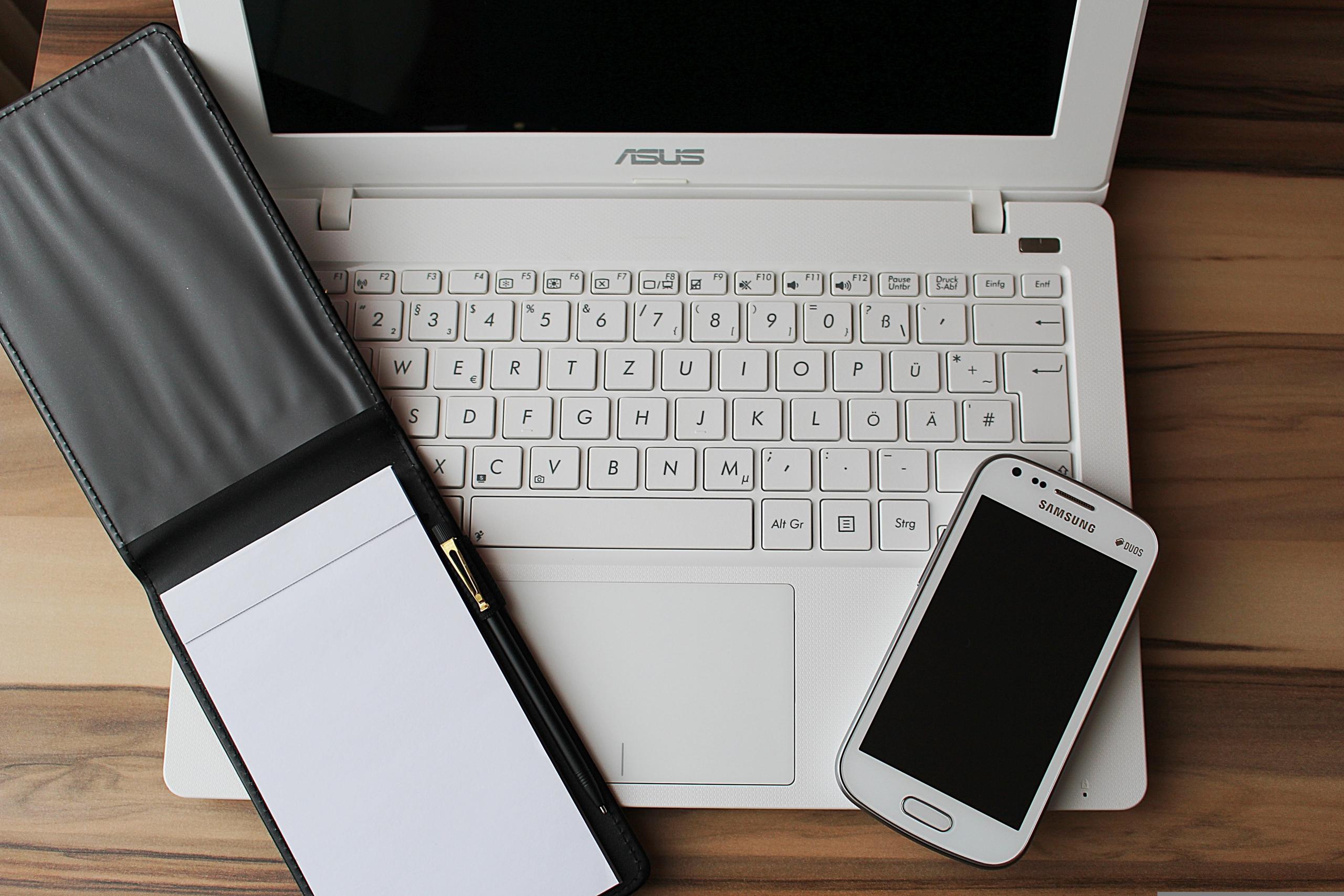 Notebook e celular.