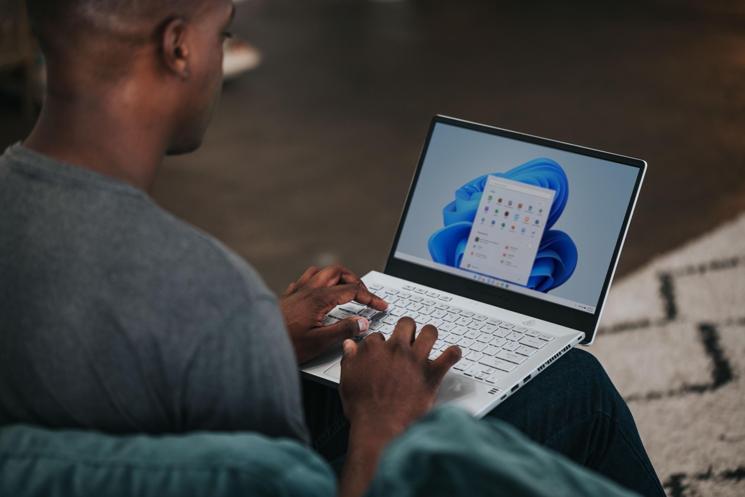 Homem com uma tela do computador aberta enquanto trabalha home office