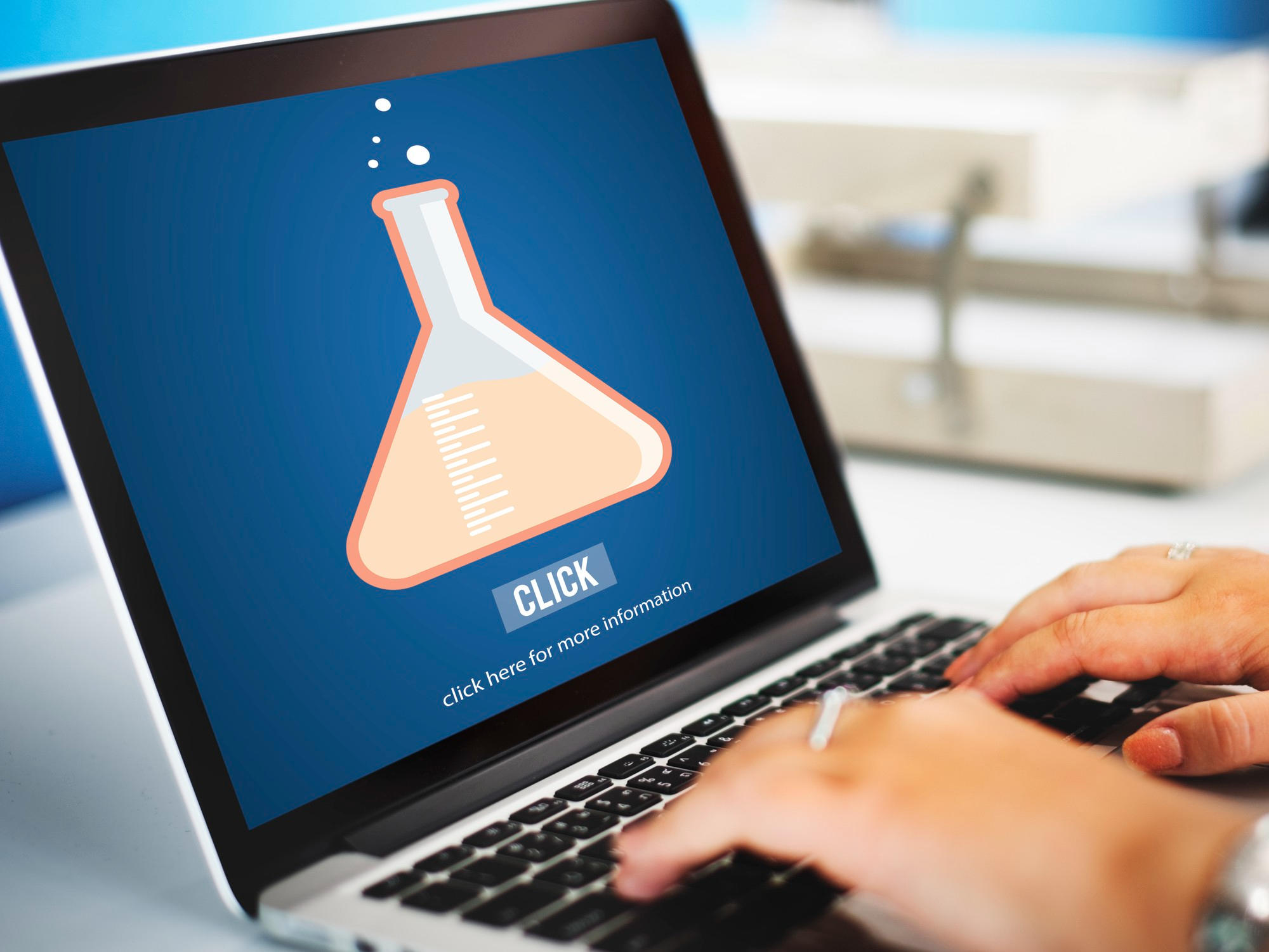 Aluno estudando química online.