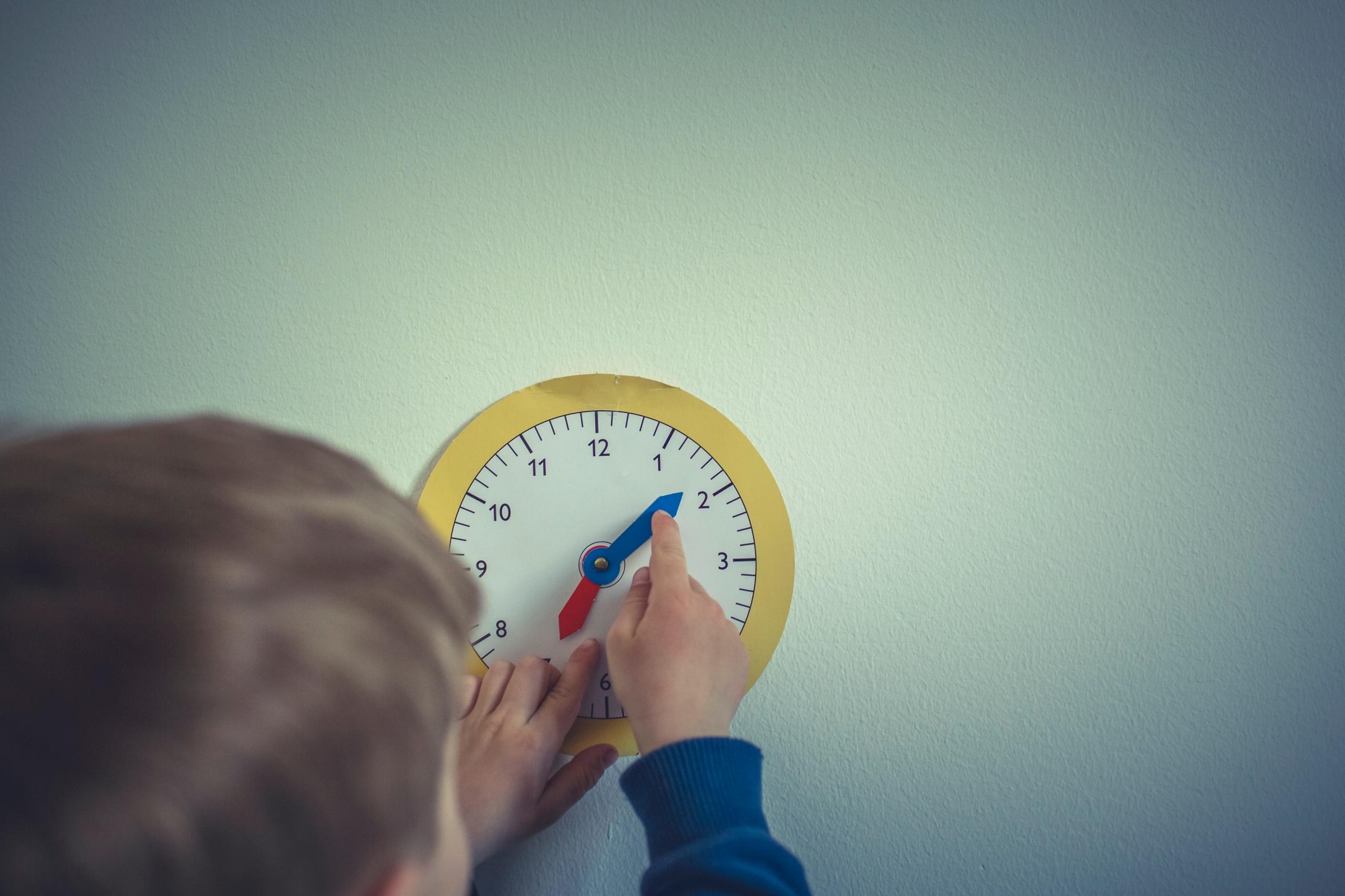 Criança ansiosa para voltar às aulas