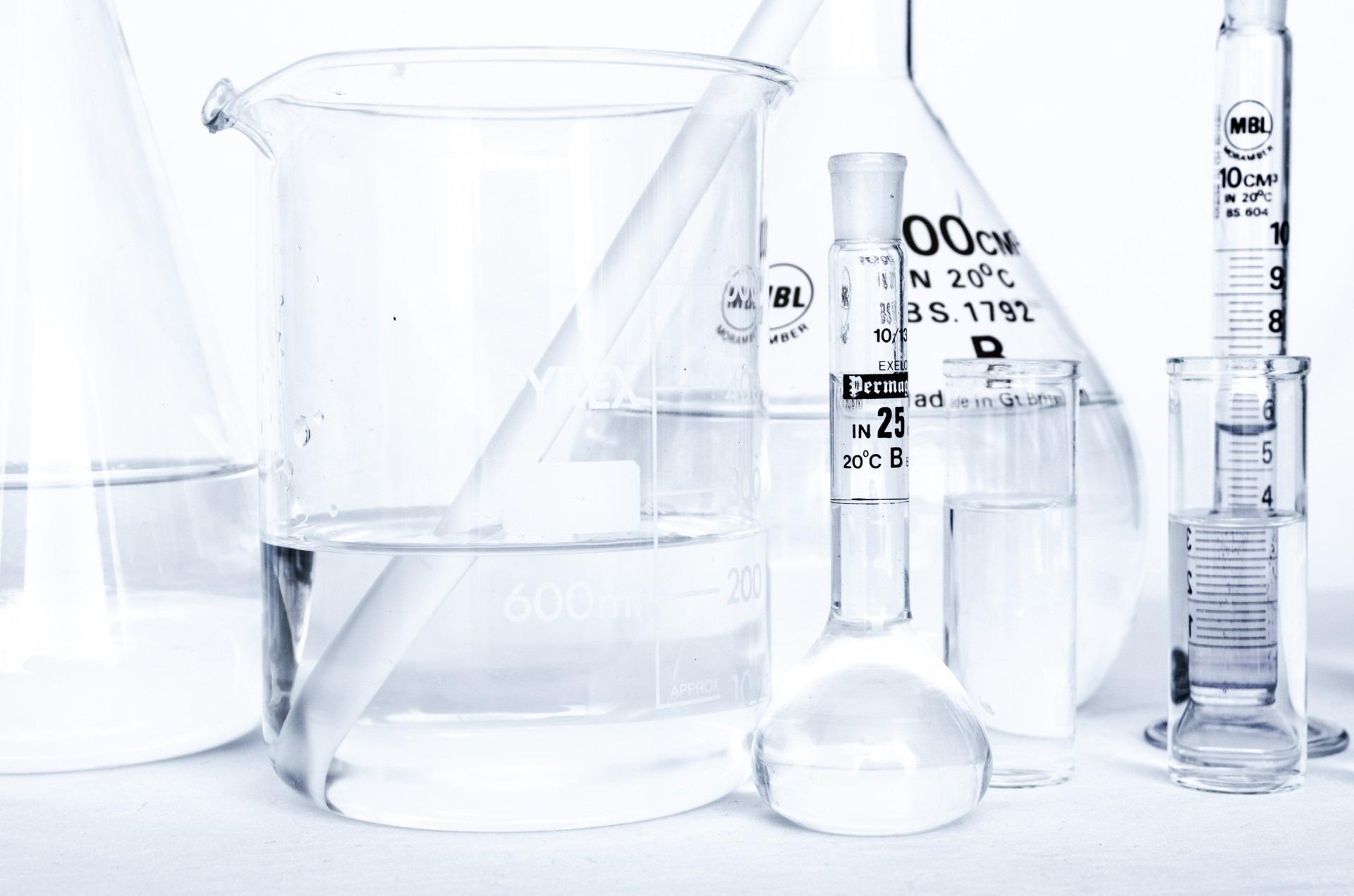 Imagem transparente de tubos de ensaio sobrepostos em uma mesa de laboratório.