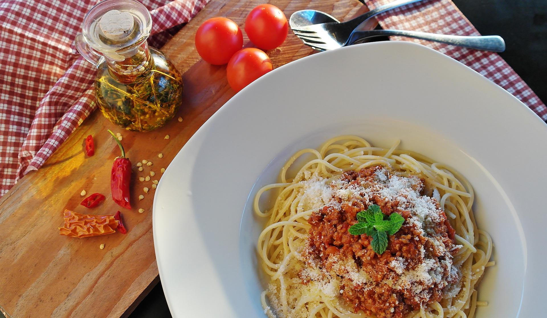 Prato com spaghetti à bolonhesa sobre a mesa