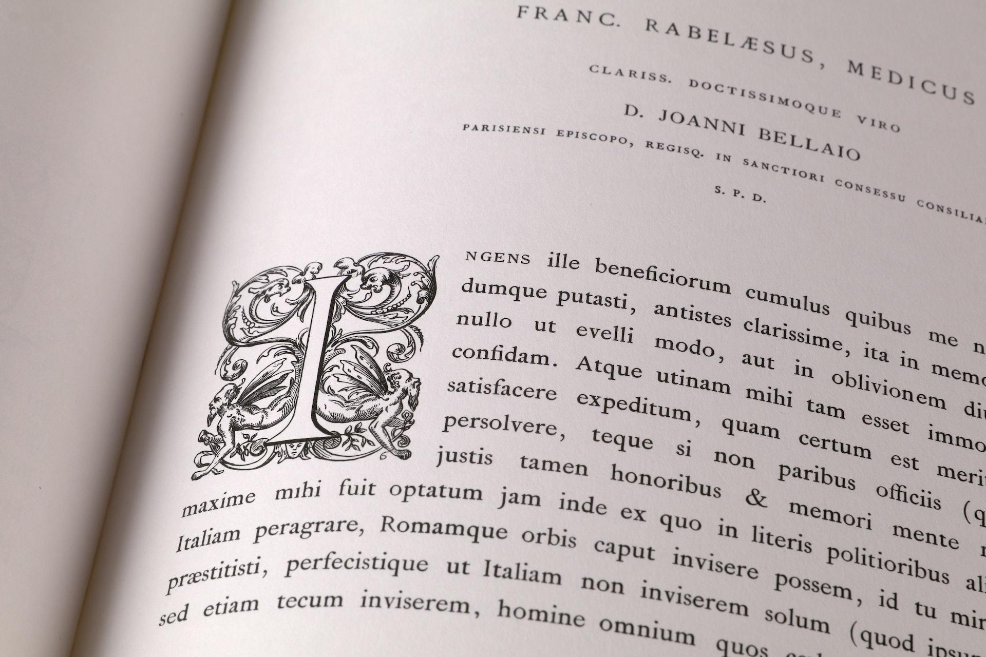 Página de livro escrito em latim