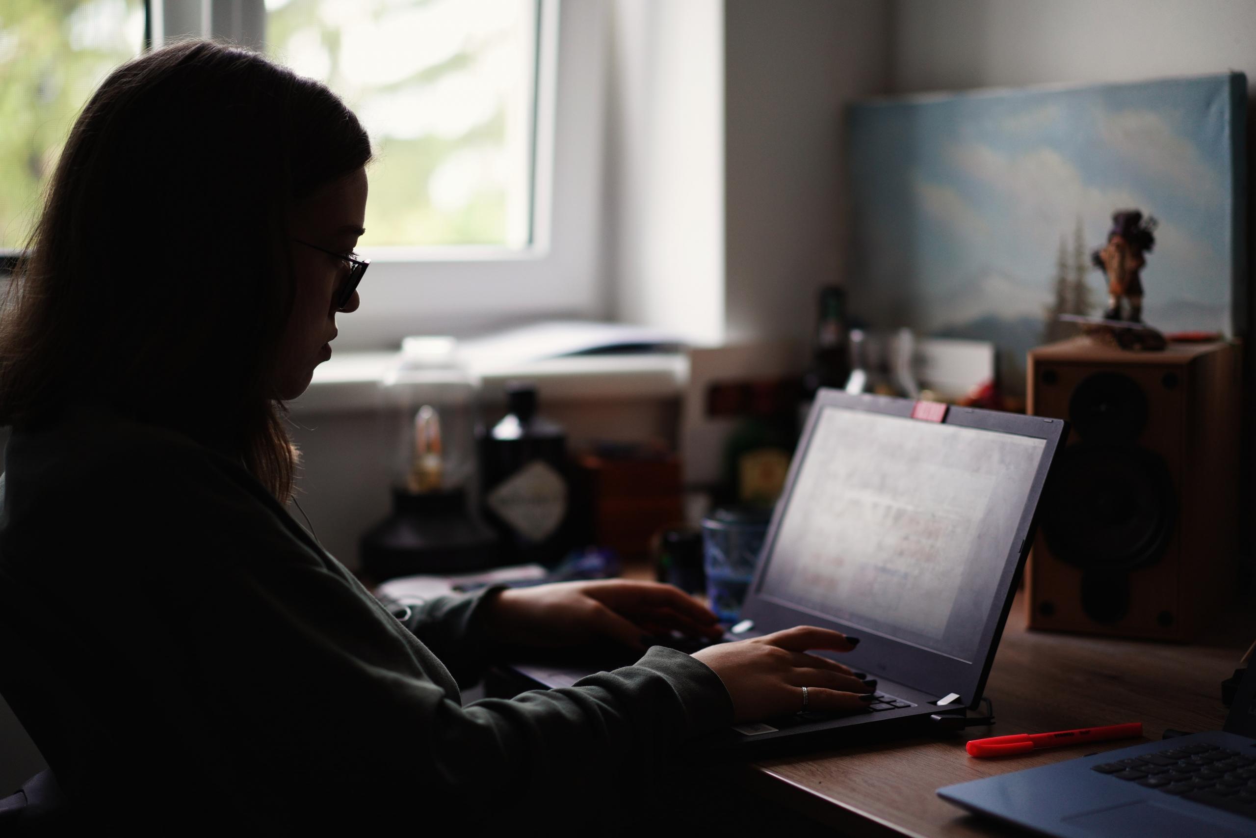 Mulher na frente do notebook enquanto aprende espanhol