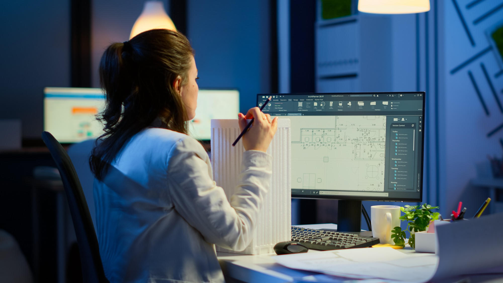 Aluna aprendendo autoCAD pelo computador.