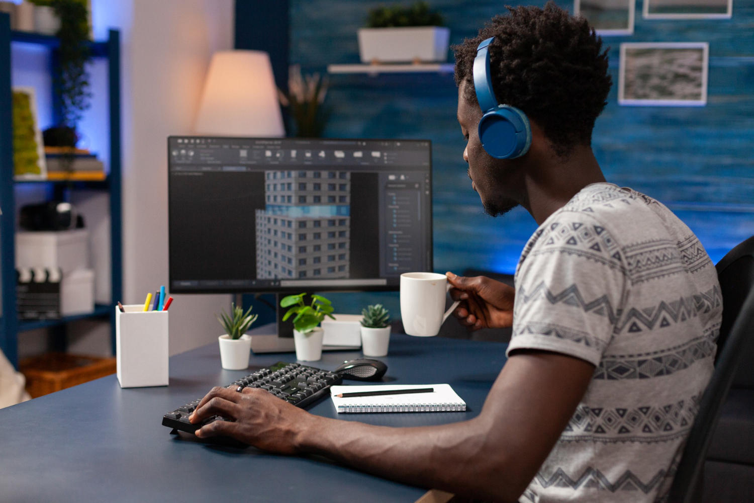Homem utilizando o programa autoCAD.