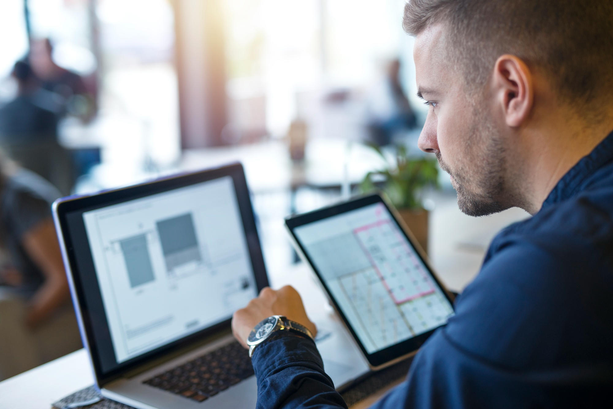 Homem utilizando o programa autoCAD.