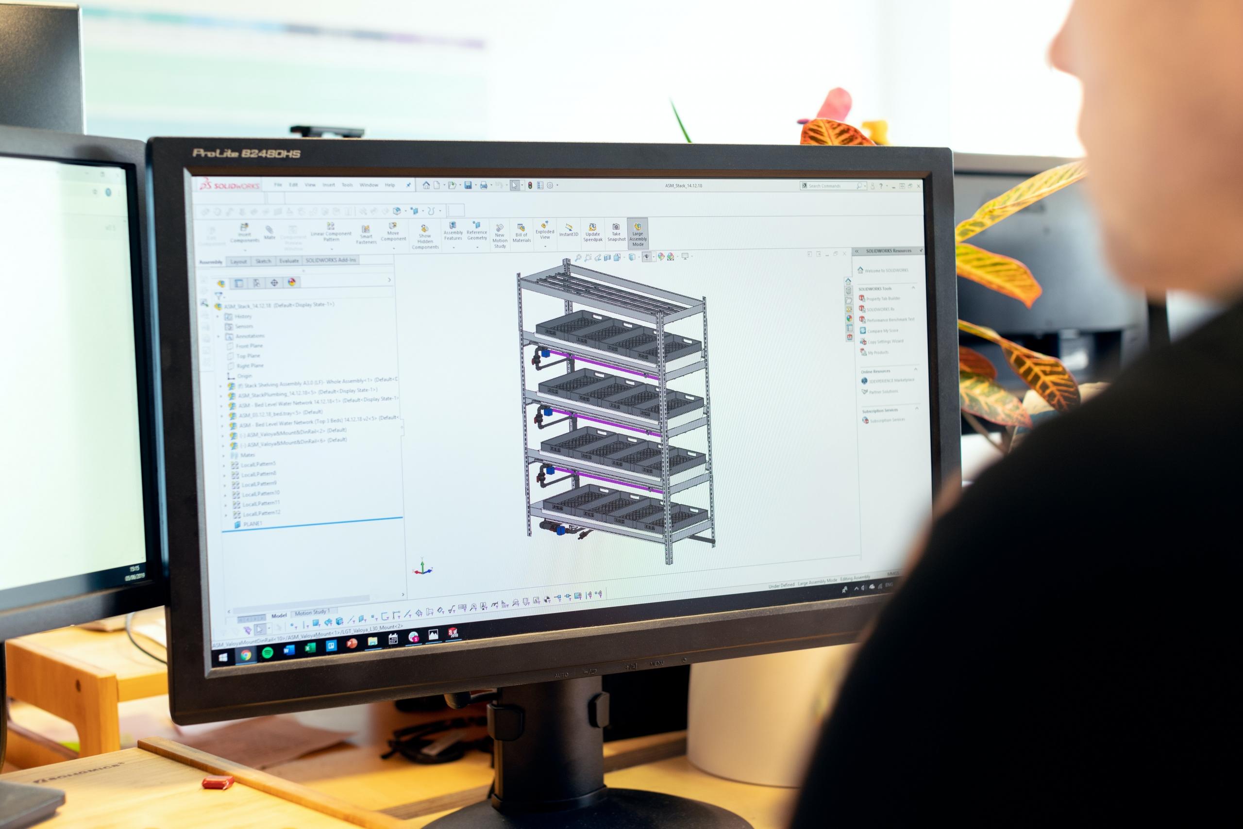 Engenheiro desenvolvendo projeto em AutoCad
