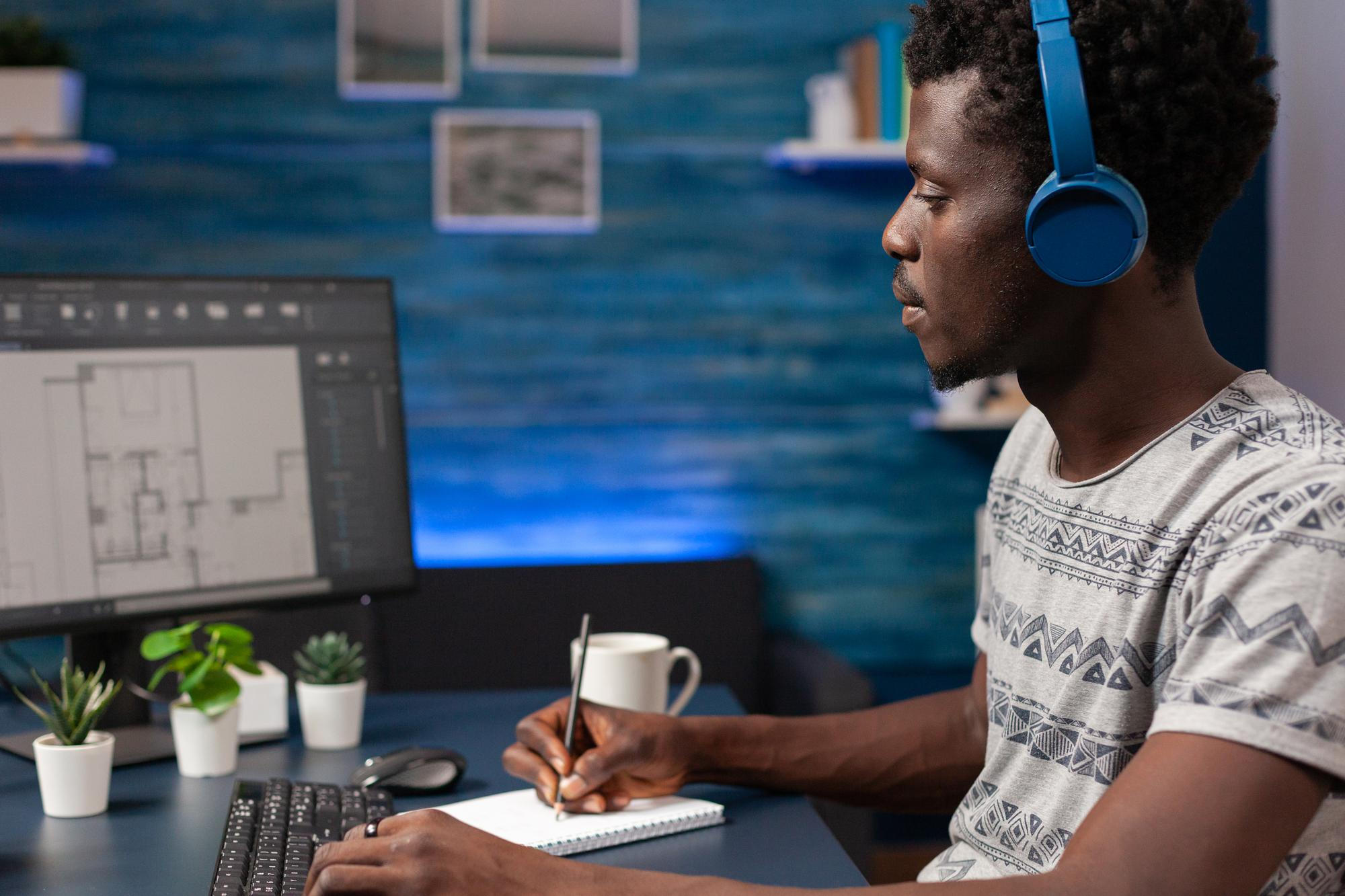 Homem utilizando o programa autoCAD no computador.
