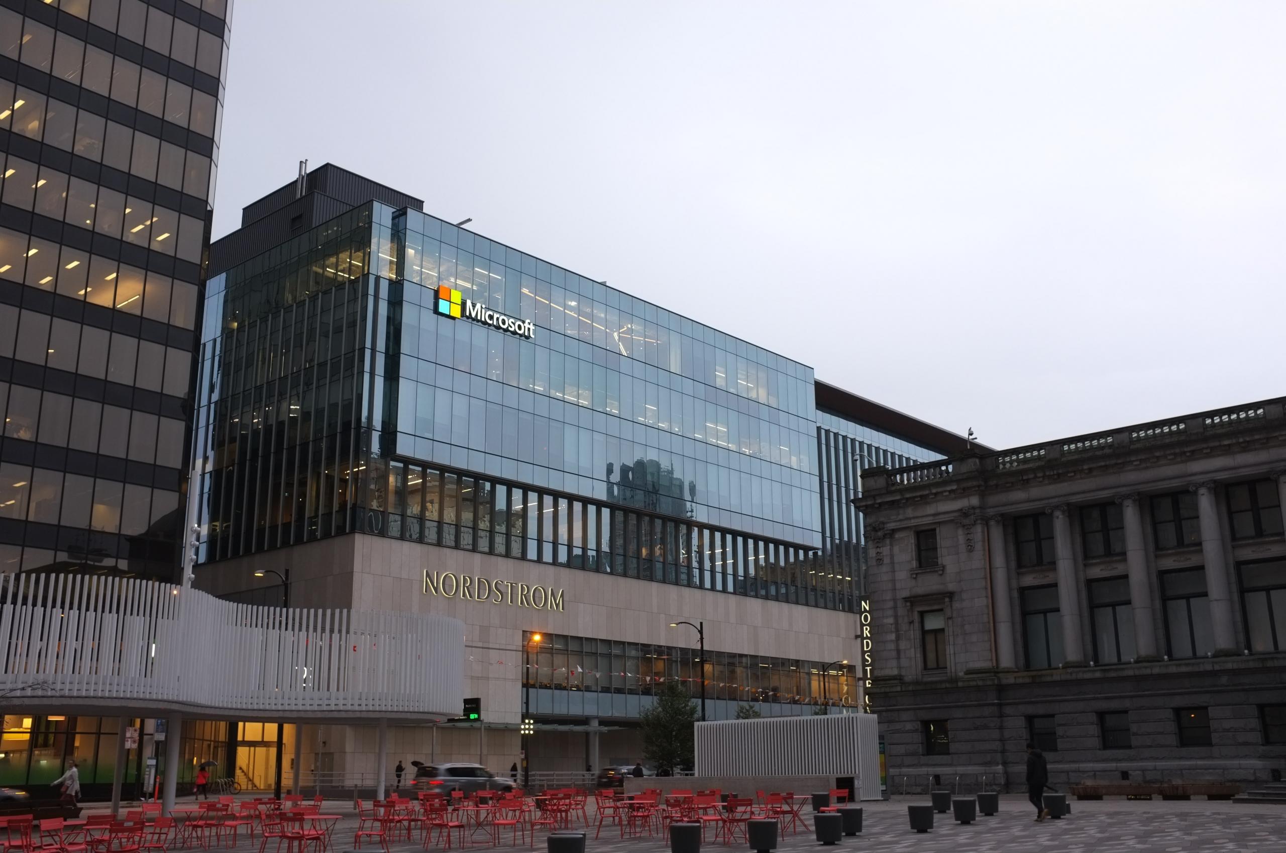 Imagem fotografa com a entrada da empresa Microsoft no exterior