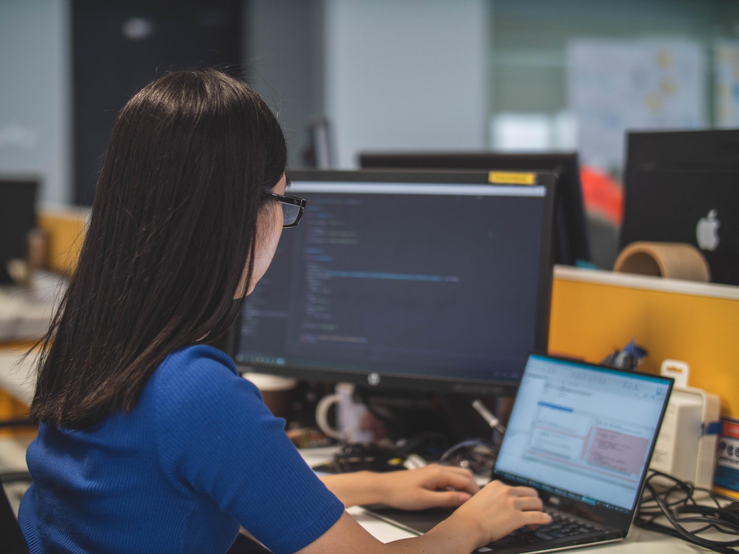 Mulher aplicando na prática o que aprendeu com seu curso de AutoCAD