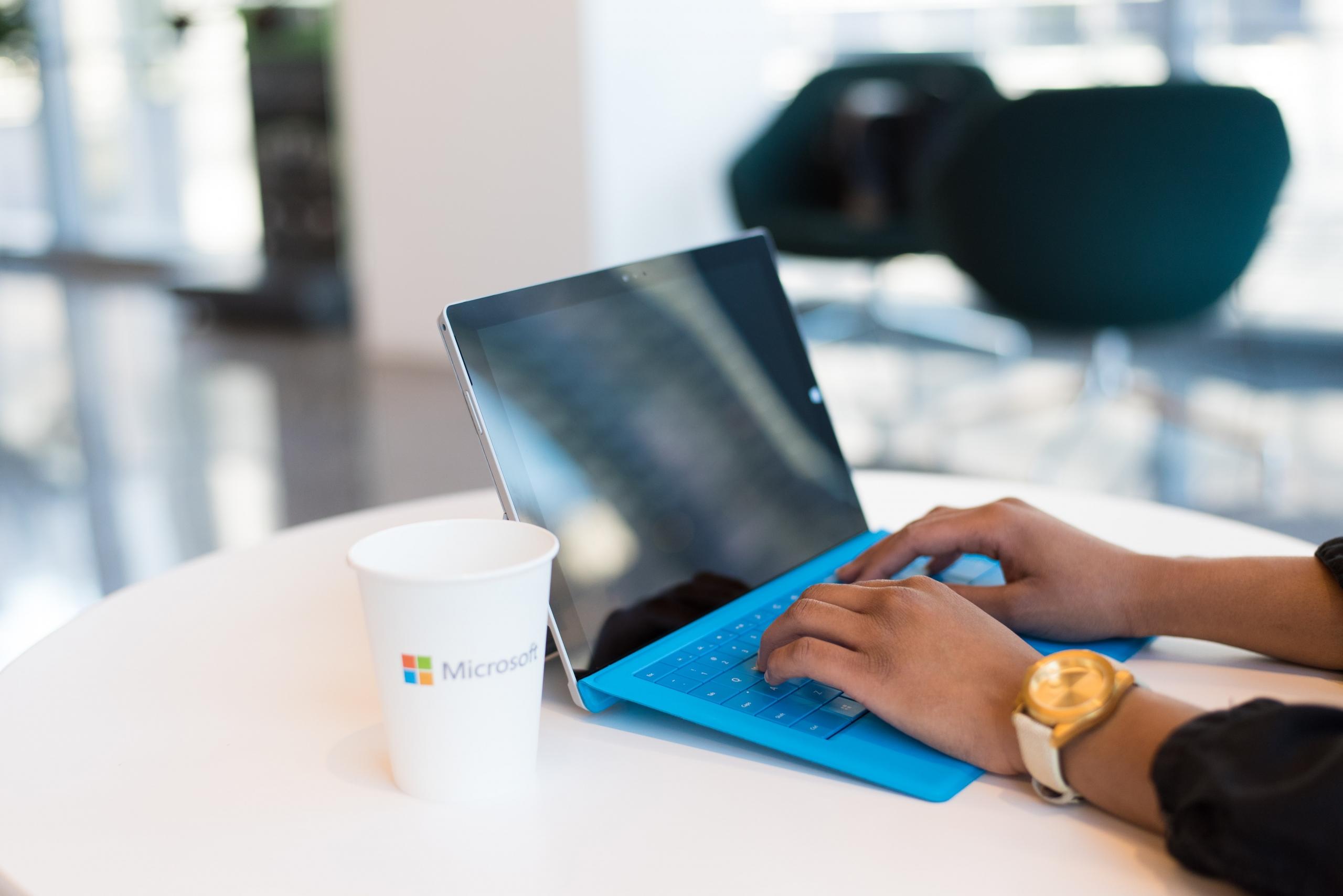 Empresário abrindo ferramenta de Power BI para analisar seus dados de negócios