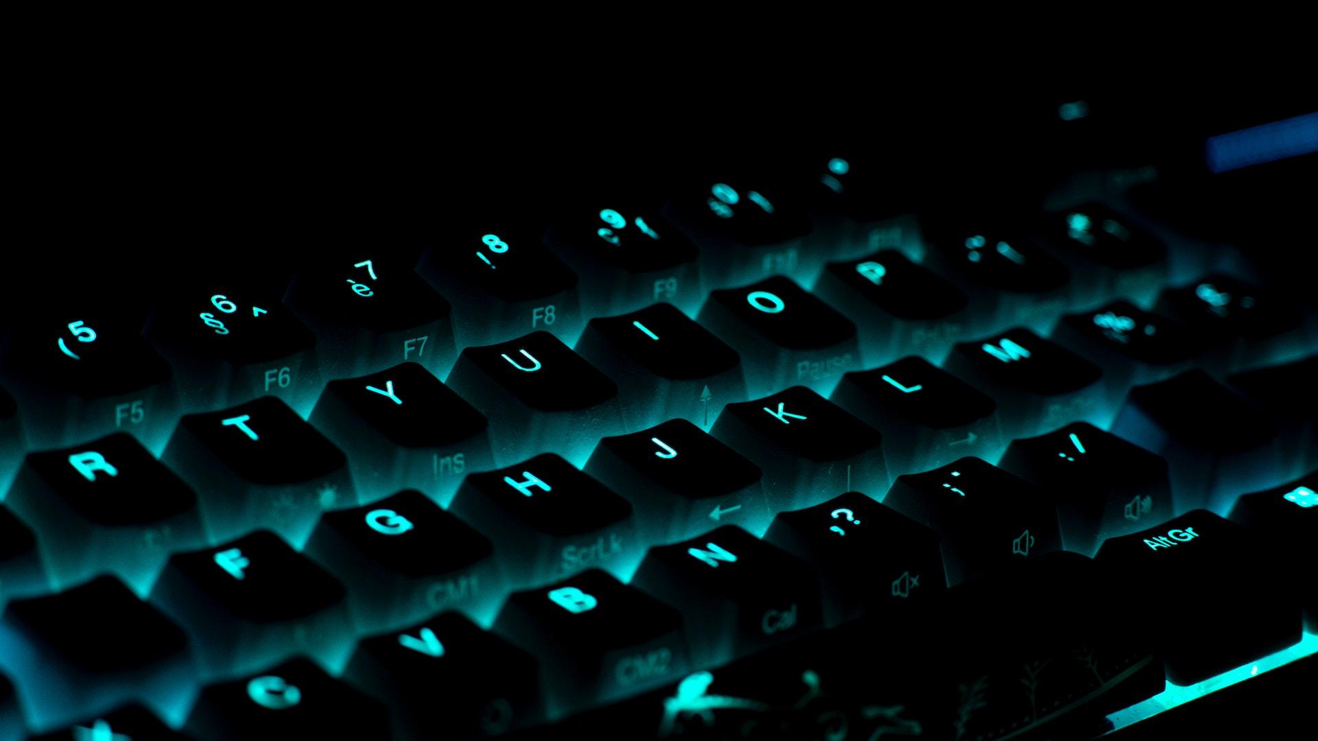 Teclado de computador com luzes de led, visto em câmera aproximada.