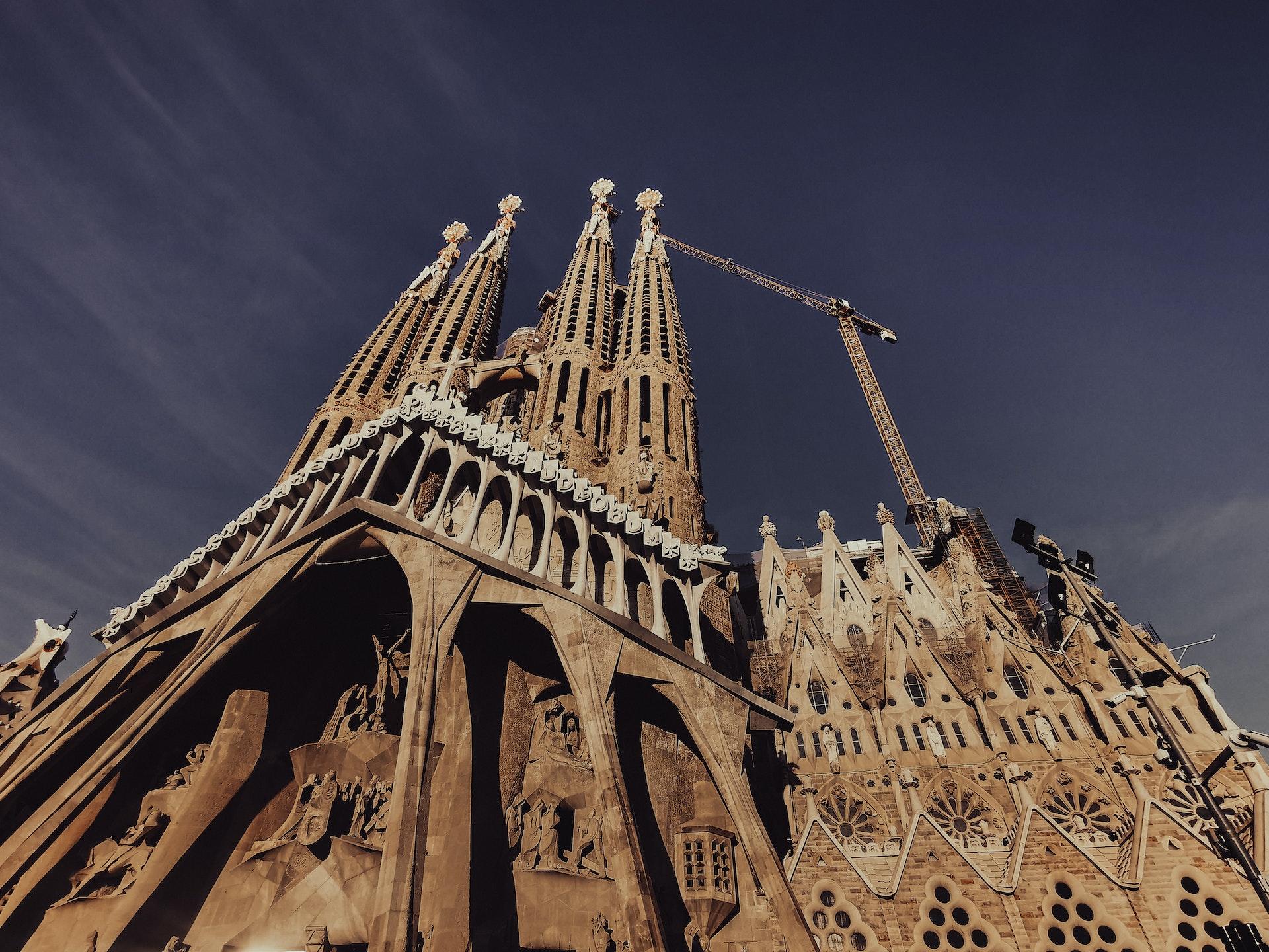 Parte de cima da catedral de Barcelona, uma construção antiga e tradicional.