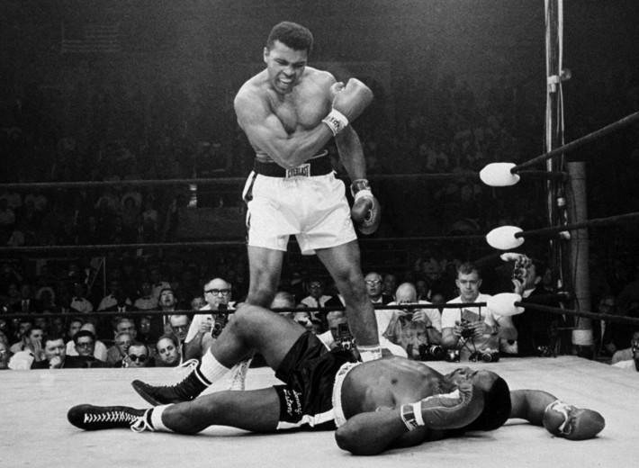 Muhhamad Ali versus Liston em luta.