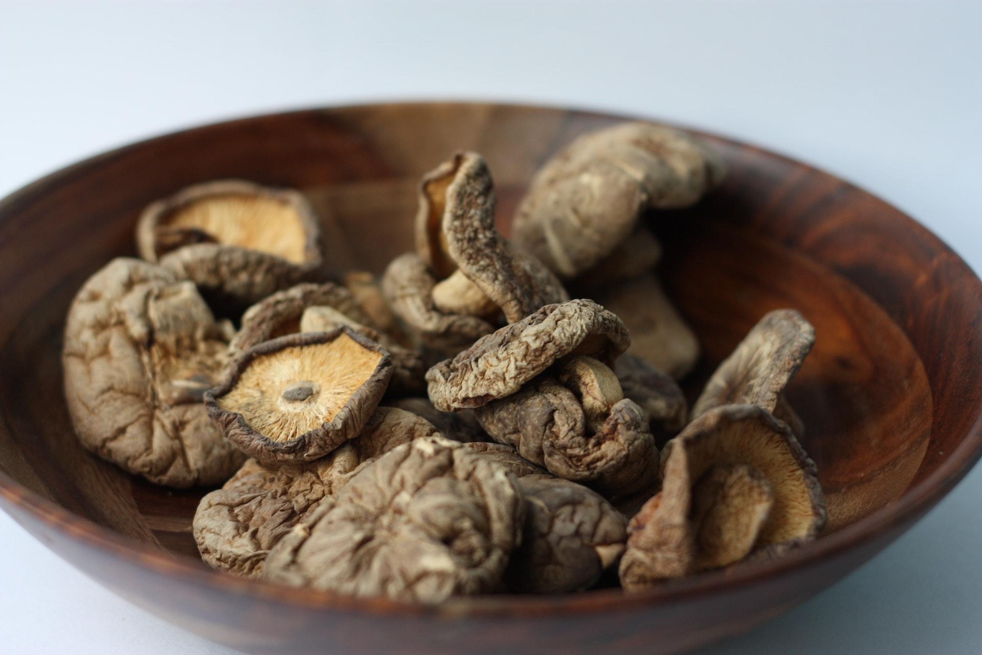 Prato com cogumelos coreanos prontos para entrar na cozinha.