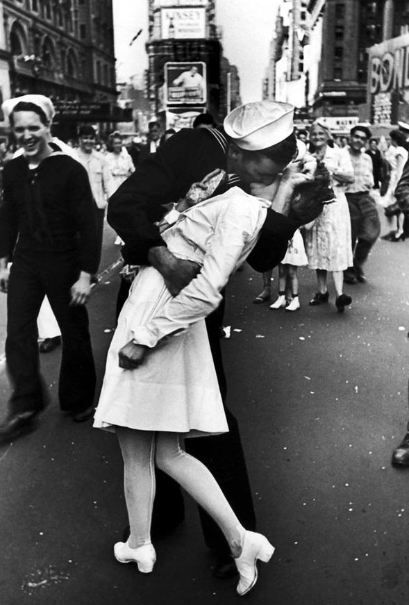 Casal se beijando no Times Square.