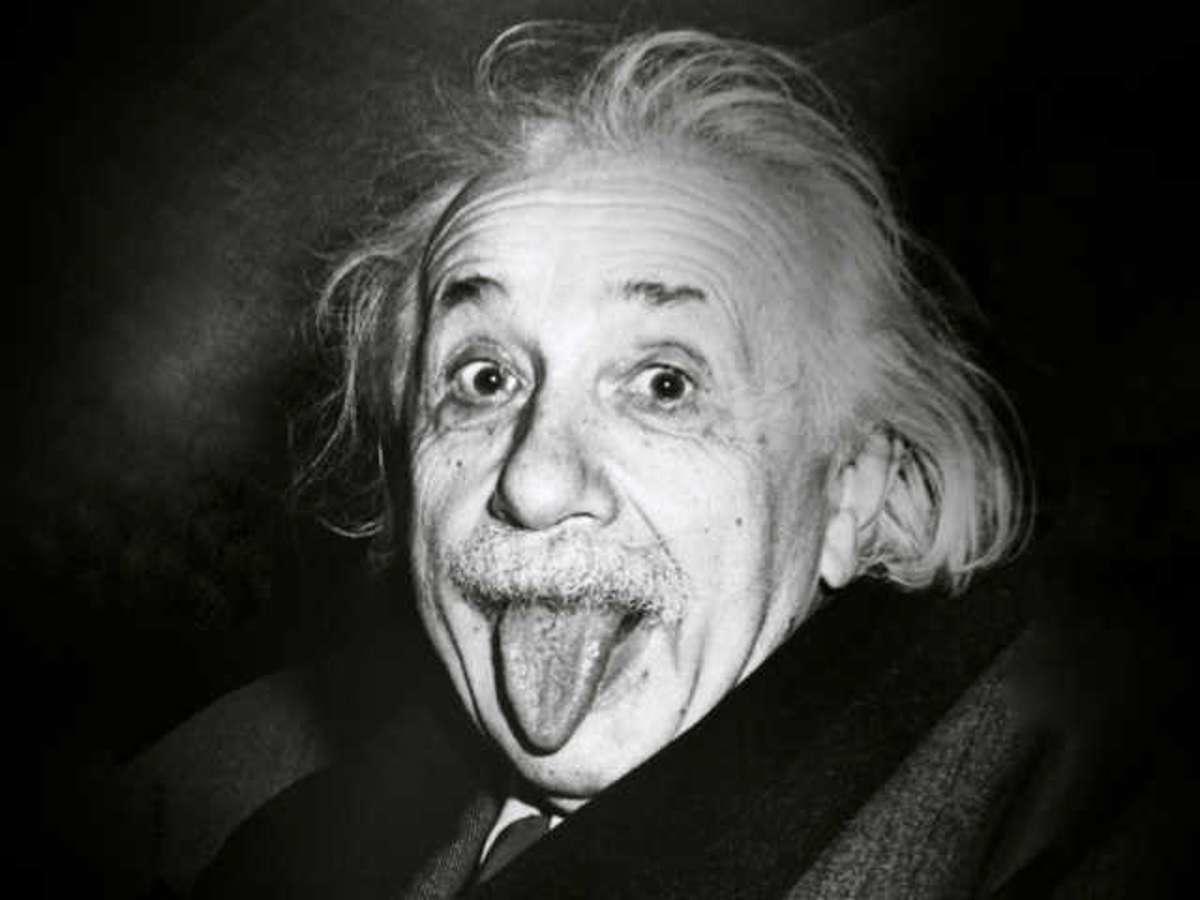Albert Einstein mostrando a língua.