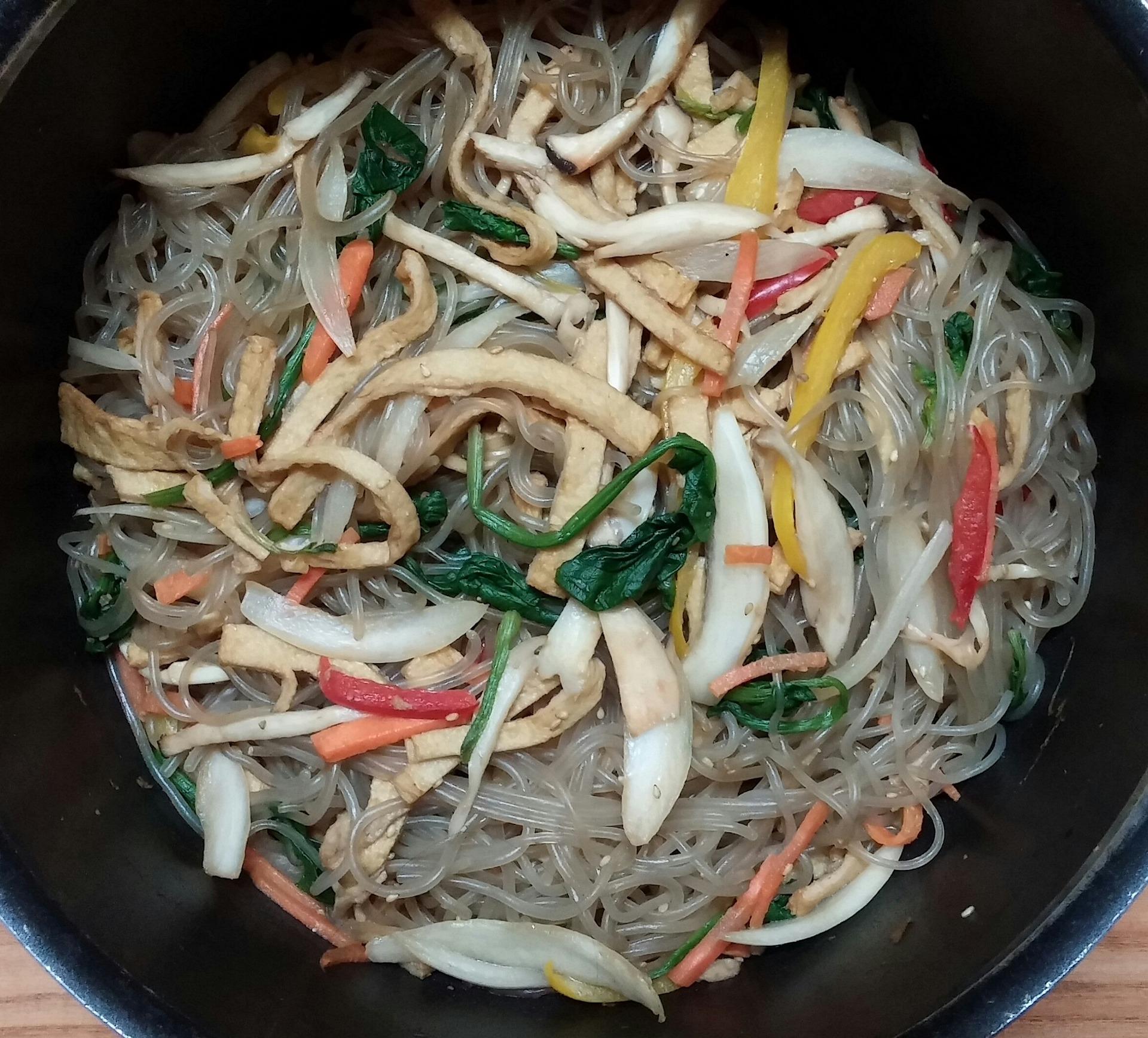 Japchae, no qual é possível ver toda a mistura de ingredientes e cores.