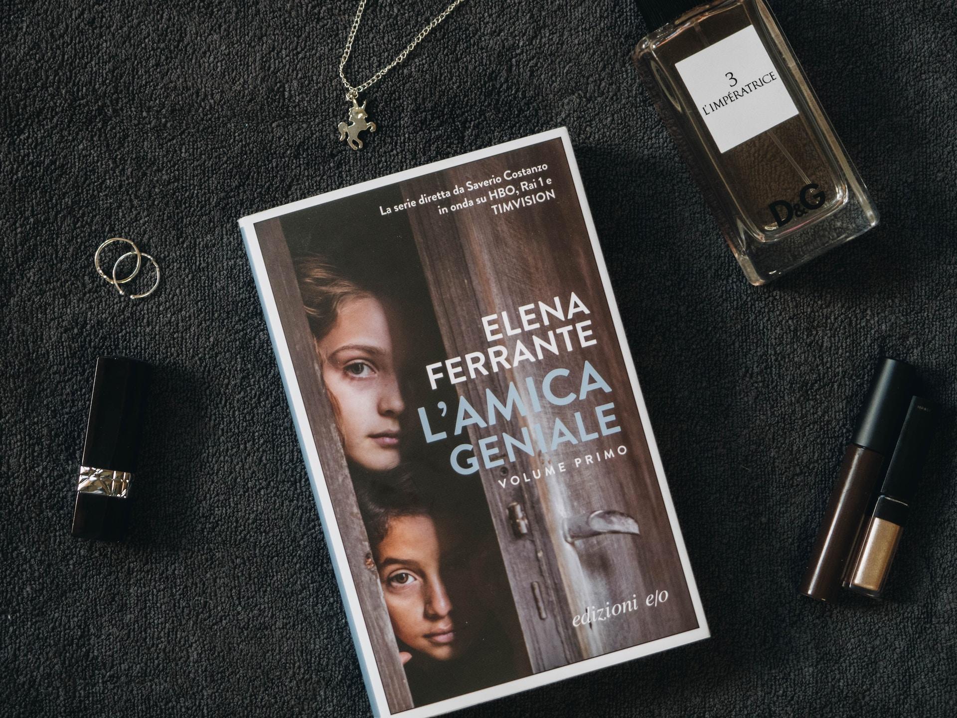 Livro de Elena Ferrante em cima da mesa.