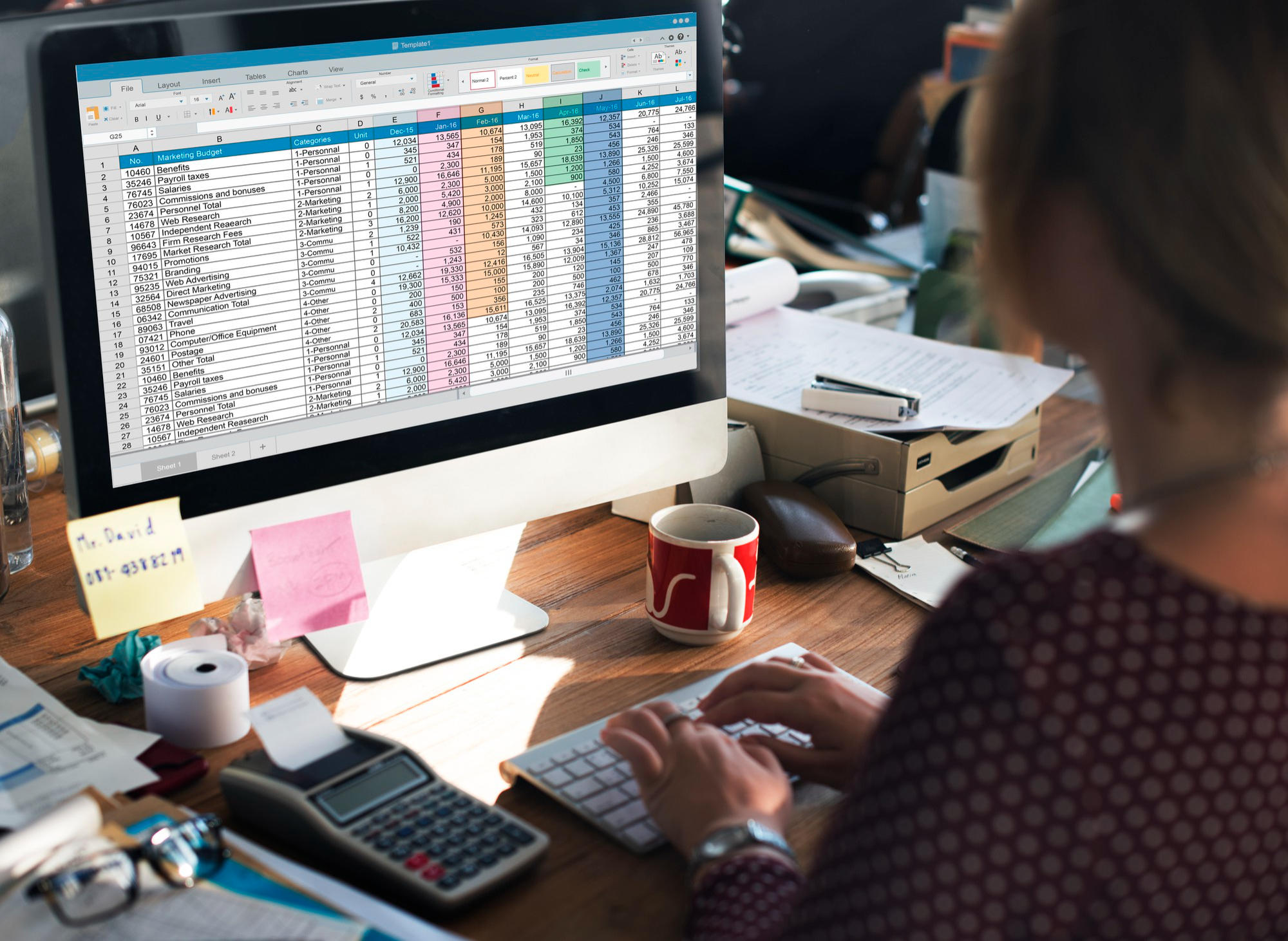 Profissional trabalhando com planilha do Excel.